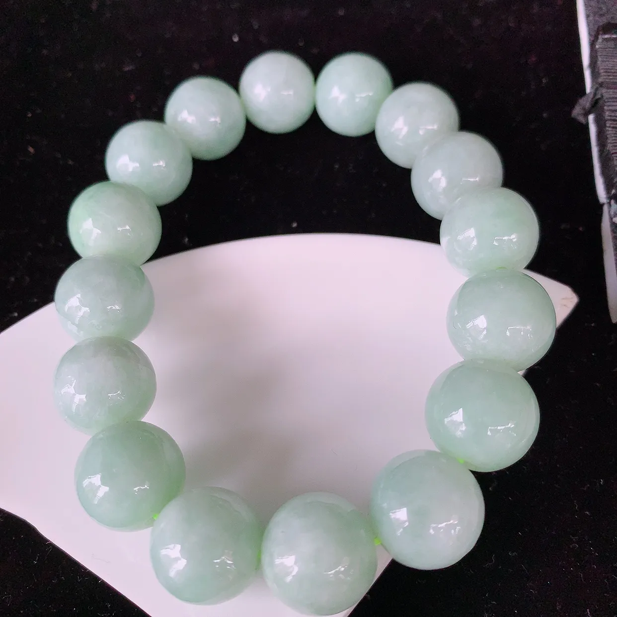 自然光实拍，大颗冰润底色翡翠手串手链，种老水足，冰清玉润  颜色漂亮  #001.1取一尺寸13.5mm