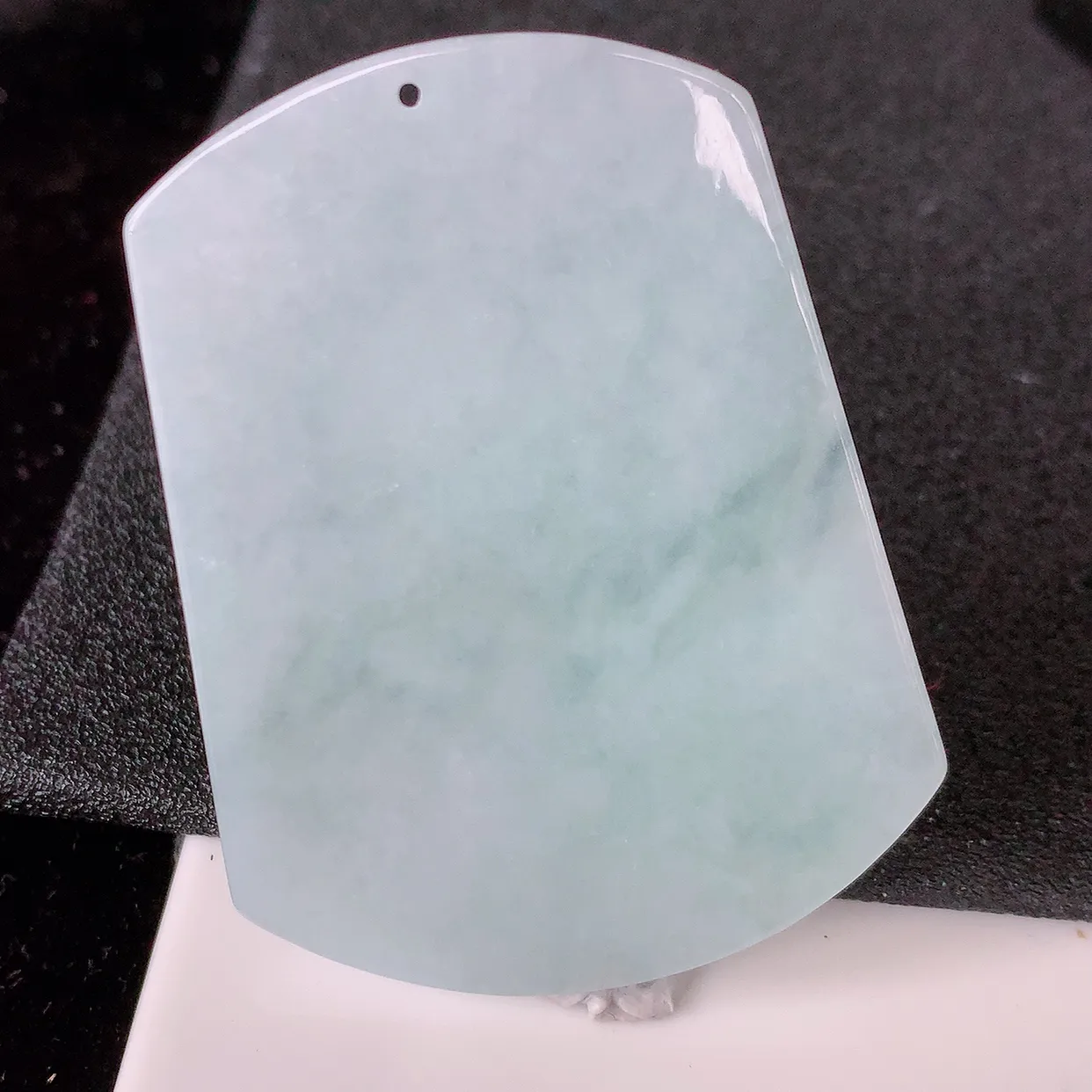 自然光实拍，冰胶淡绿翡翠平安无事牌吊坠，翠色灵动，种老水足，寓意好，品相佳，佩戴佳品！#60.20