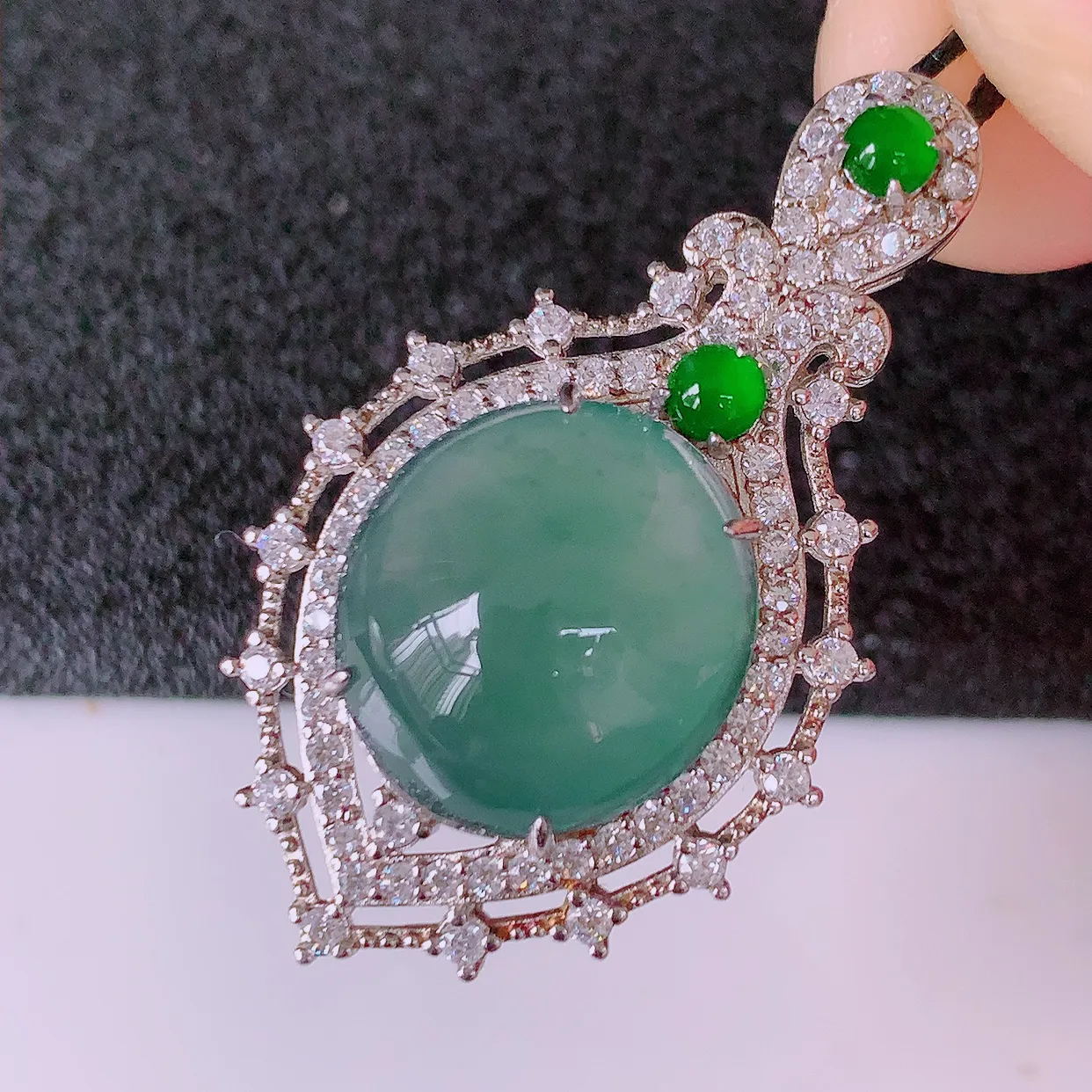 大颗冰透满绿翡翠925银镶嵌吊坠，自然光实拍，翠色灵动，颜色漂亮，种老水足，品相佳，佩戴佳品！#97.20整体36.5*21*8.5裸石14.5*13.5