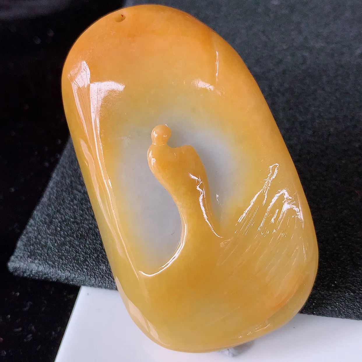 自然光实拍，特色黄翡双彩翡翠悟道吊坠，翡翠悟道寓意“祥和，安宁，吉祥，幸福”，佩戴效果优雅迷人，性价比超高！#60.20