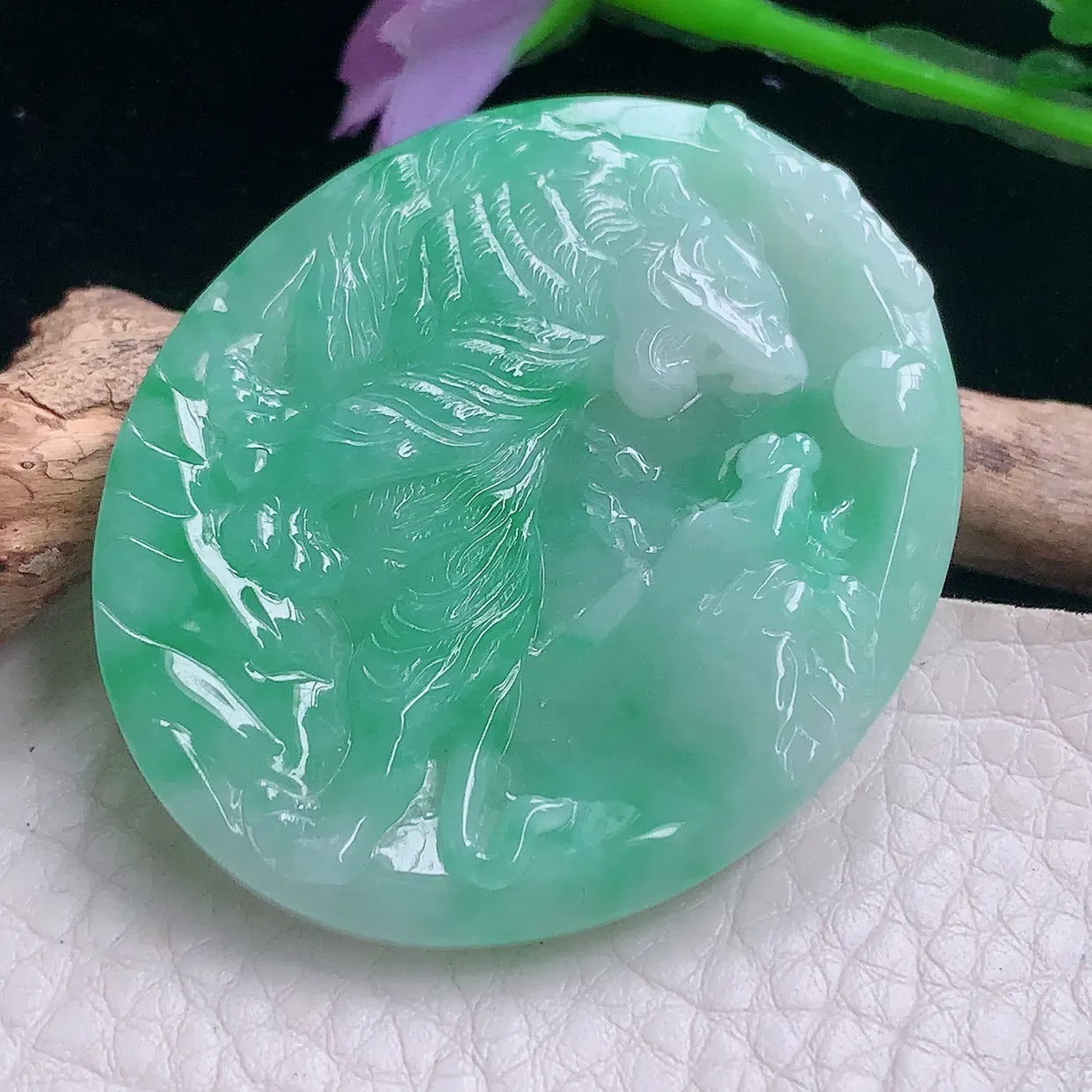 Ktj实拍47.8*40*5.6天然翡翠a货生肖老虎吊坠浅绿精雕上山虎玉坠 虎虎生威