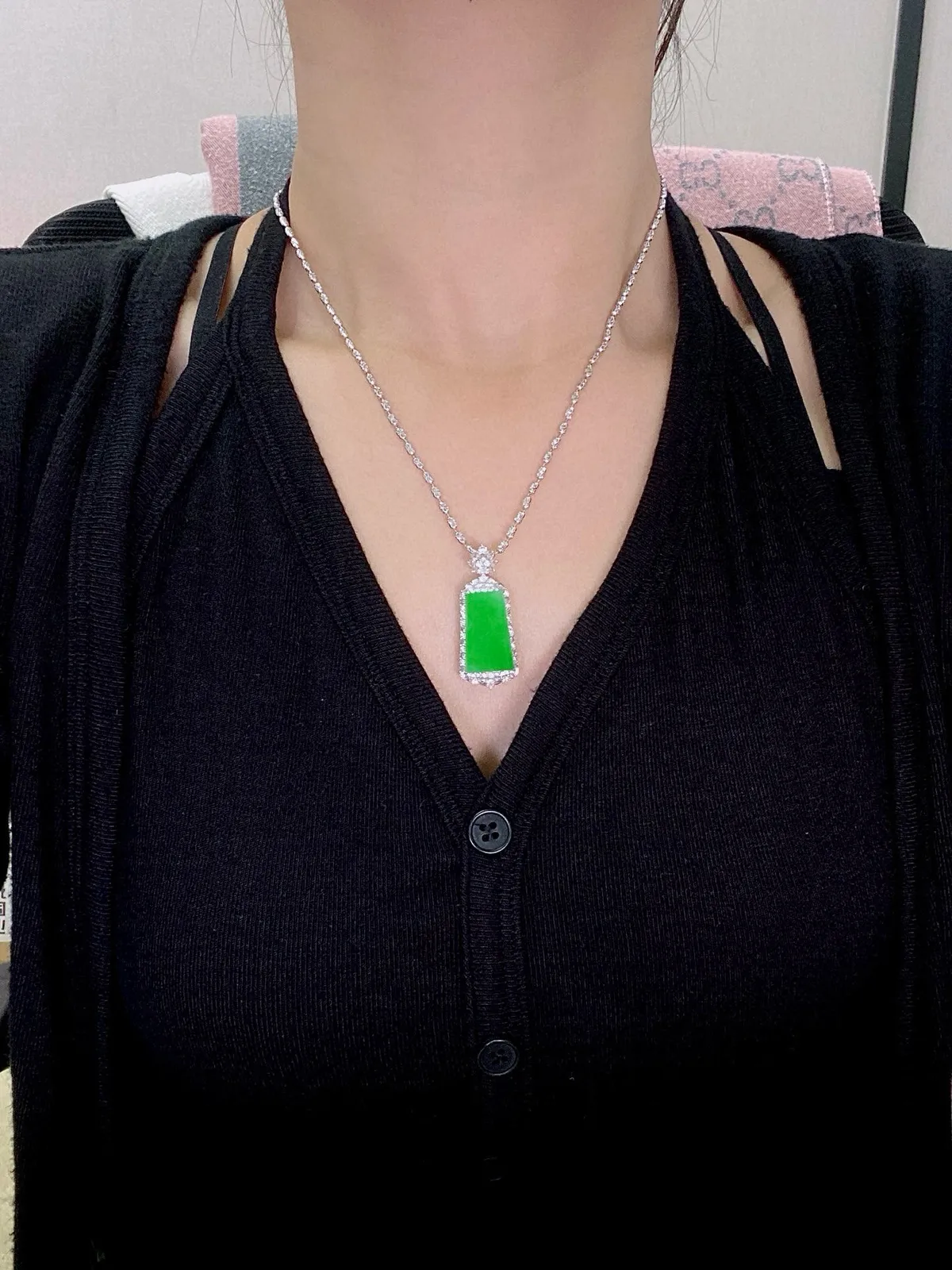 【冰种满绿无事牌】种水上乘，通透闪亮，晶莹剔透。18K金钻镶嵌，裸石尺寸20.3*11.5*2.5毫米。