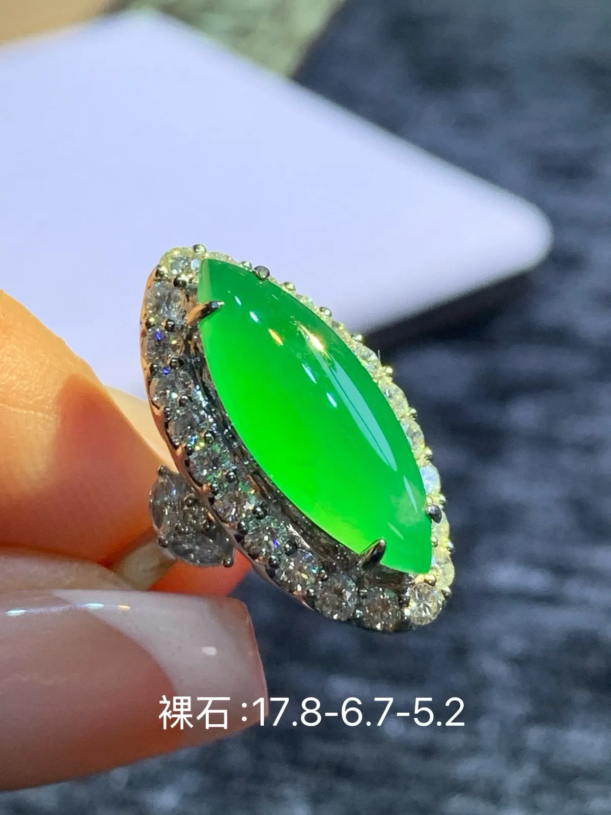 天然缅甸A货翡翠，马眼戒指
18K金镶嵌钻石