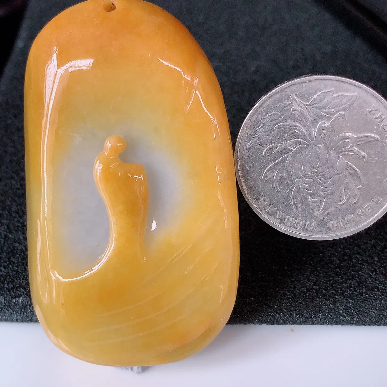 自然光实拍，特色黄翡双彩翡翠悟道吊坠，翡翠悟道寓意“祥和，安宁，吉祥，幸福”，佩戴效果优雅迷人，性价比超高！#60.20