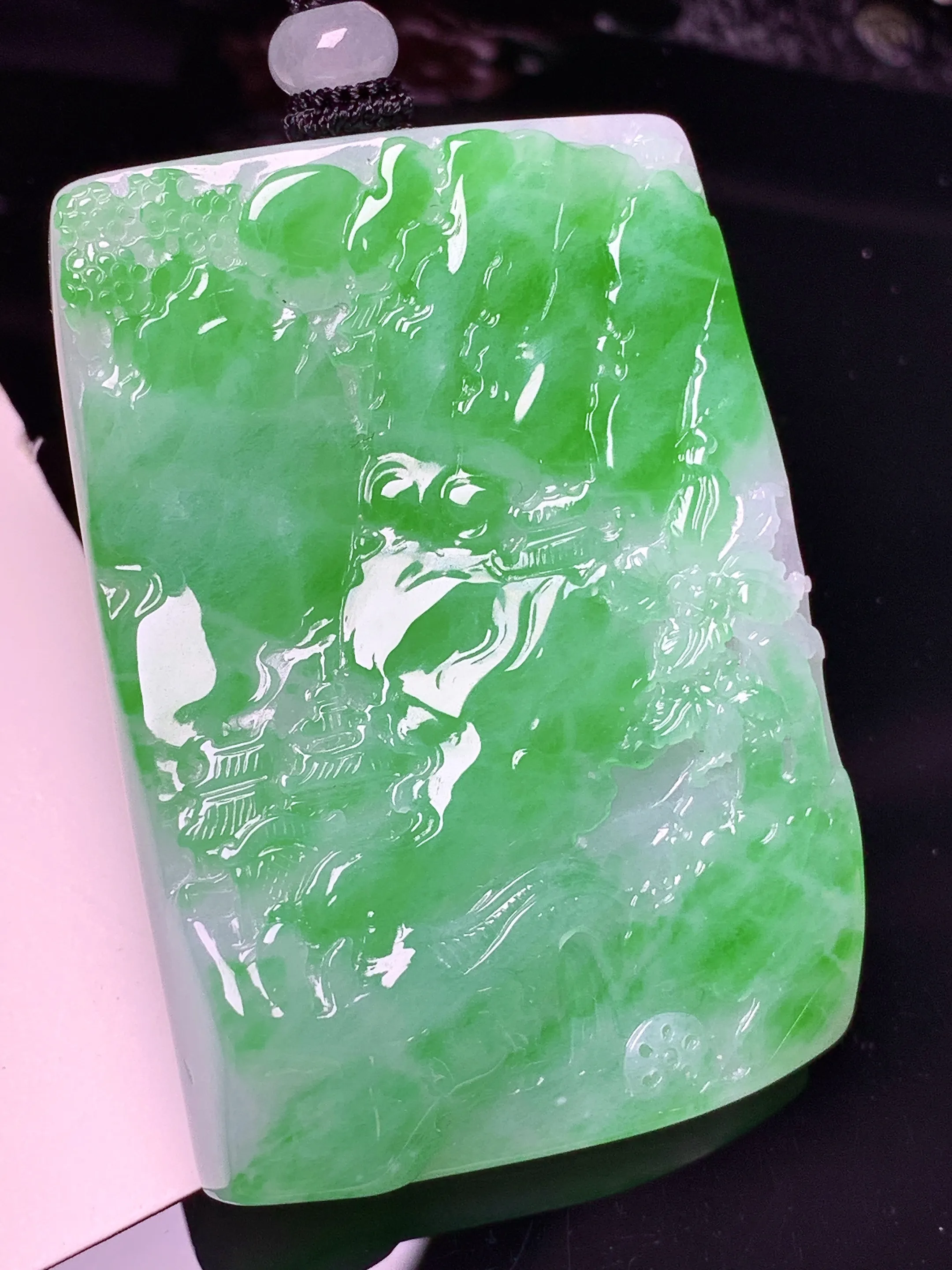 翠绿山水牌子吊坠 玉质细腻 色泽清新艳丽 整体尺寸51*35.6*11.7