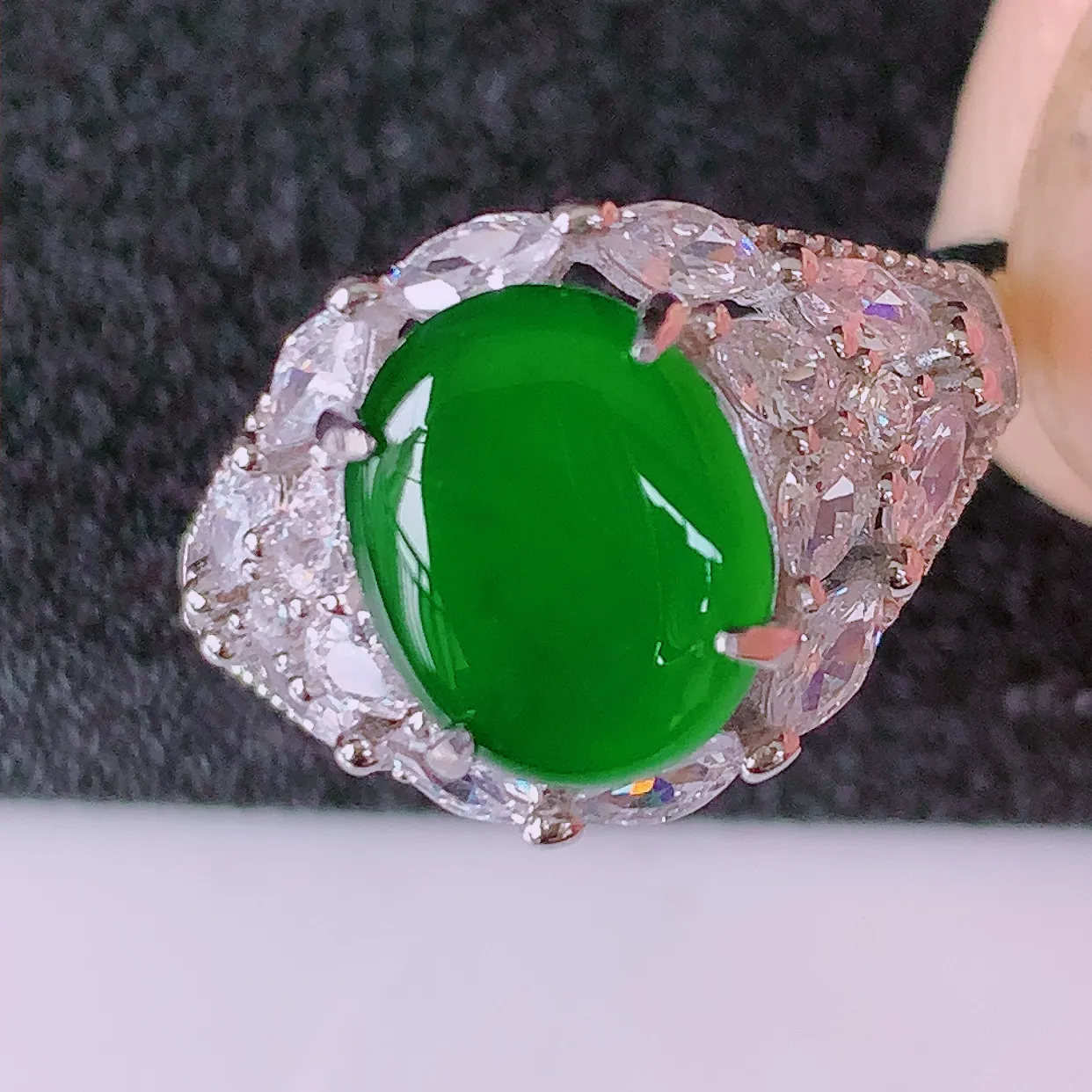 冰透满绿翡翠925银镶嵌戒指，自然光实拍，翠色灵动，颜色漂亮，种老水足，品相佳，佩戴佳品！#97.20（圈口可调大小）整体23*17*5.5裸石10/7.8
