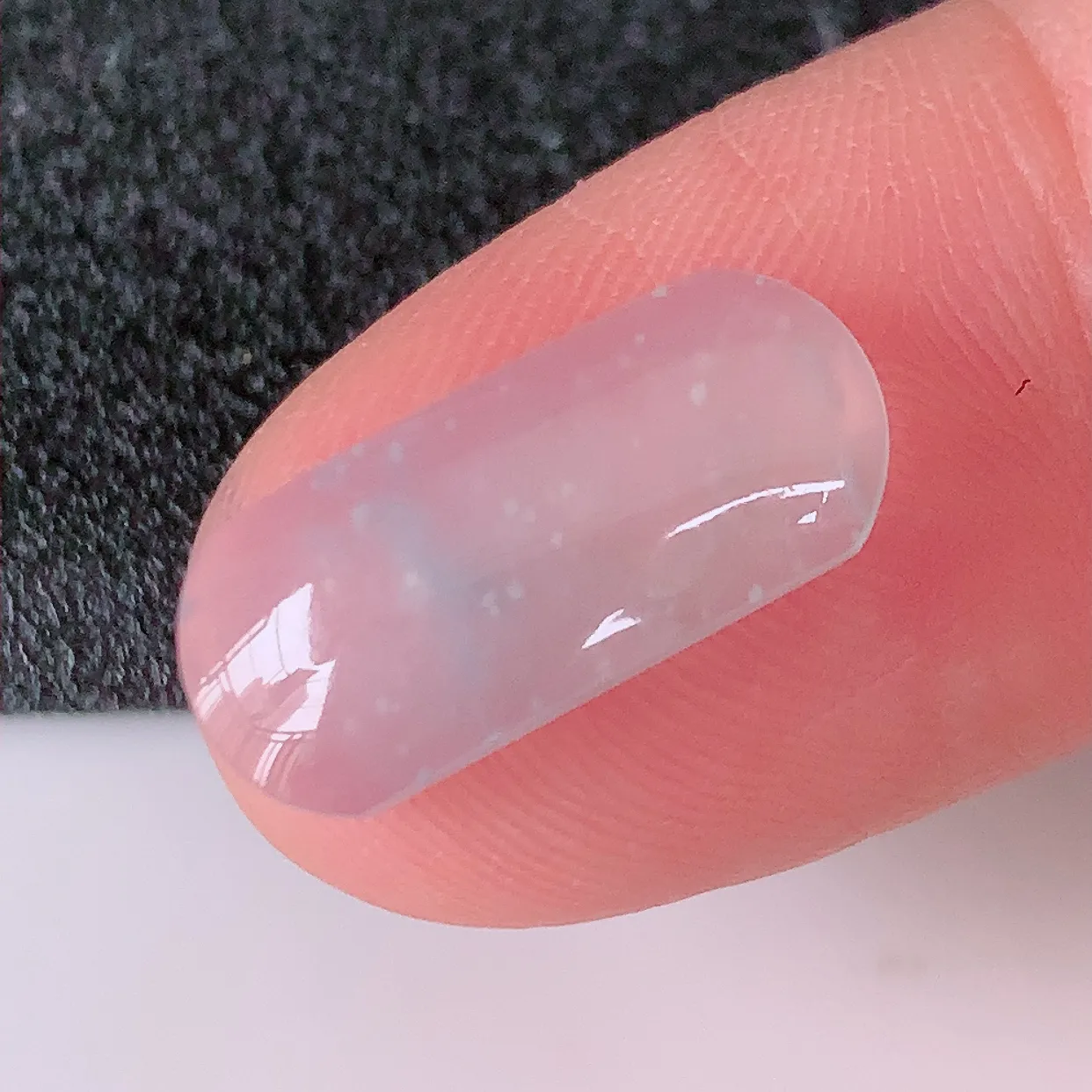 自然光实拍，冰种雪花棉翡翠马鞍戒面，蛋面，翠色灵动，玉质细腻，颜色漂亮，品相佳，佩戴佳品！#00.20尺寸17*7.2*3mm