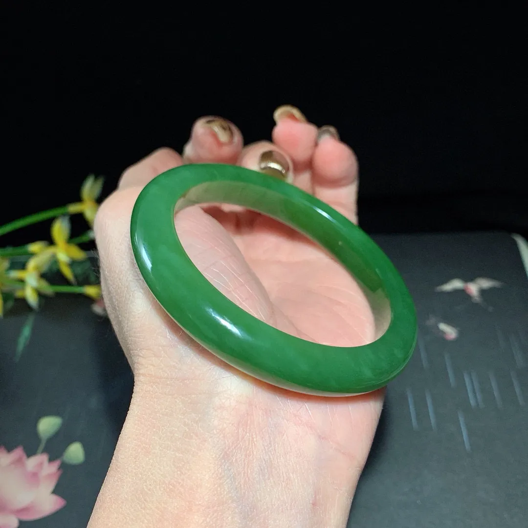 和田玉55圈口阳绿色碧玉手镯！玉质细腻油润 底色纯净 无裂无杂 脂粉好，品质高
