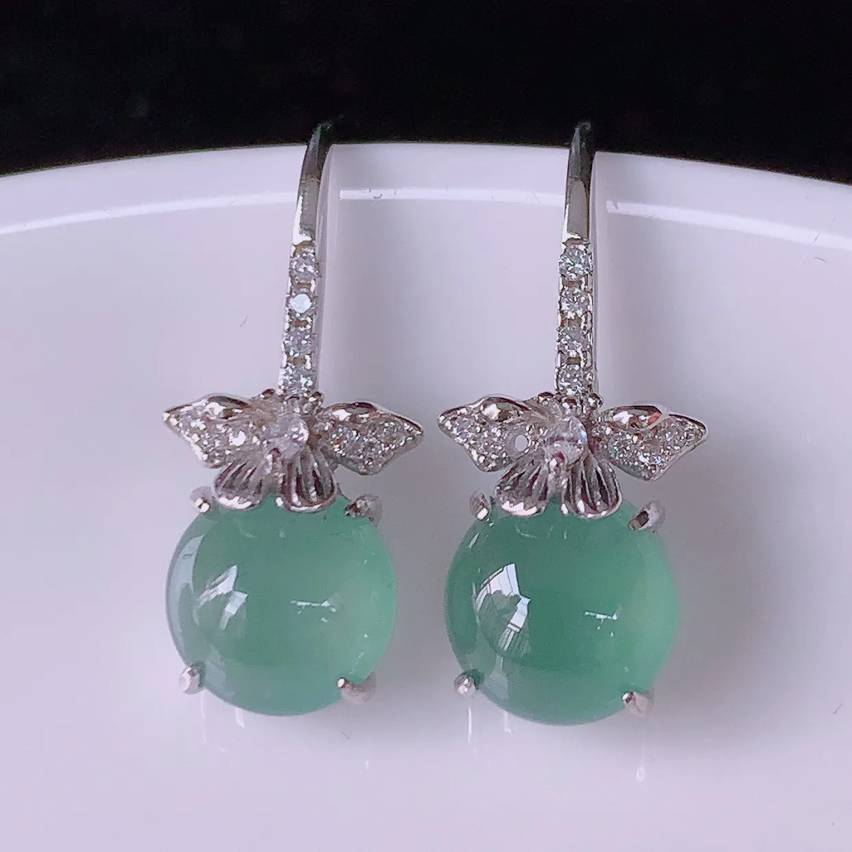 冰透满绿翡翠925银镶嵌耳坠，自然光实拍，翠色灵动，颜色漂亮，种老水足，品相佳，佩戴佳品！#97.2