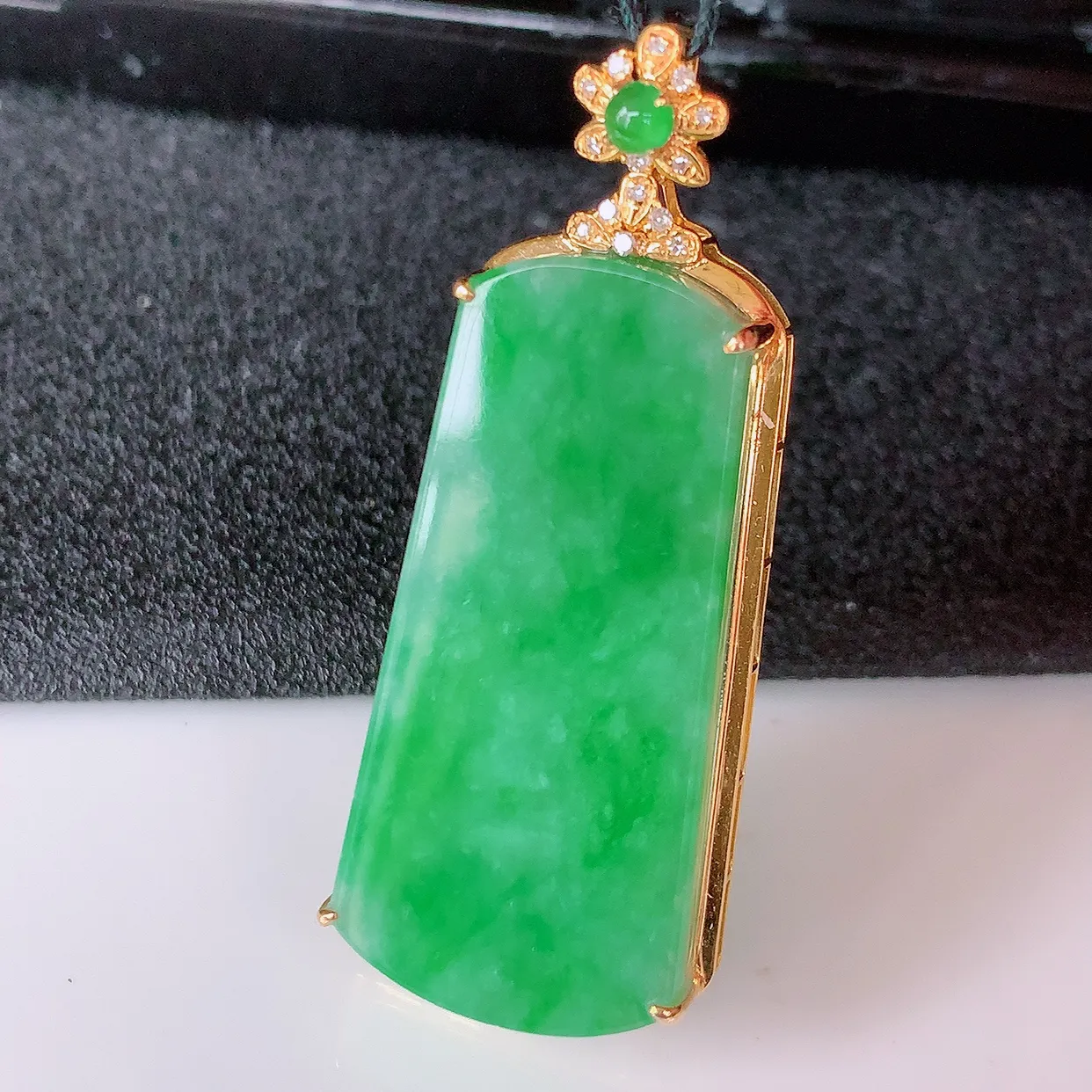 自然光实拍，18K金镶嵌水润飘绿翡翠平安无事牌吊坠，平平安安，无事牌翠色灵动，佩戴平安时尚！#00.