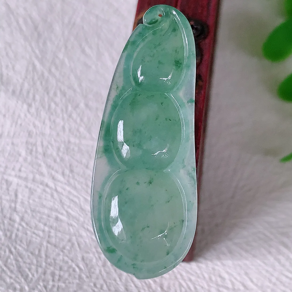 自然光实拍，冰种飘花翡翠福豆吊坠，寓意“四季平安，福气满满”胶感十足，饱满，佩戴效果优雅迷人！#24.20