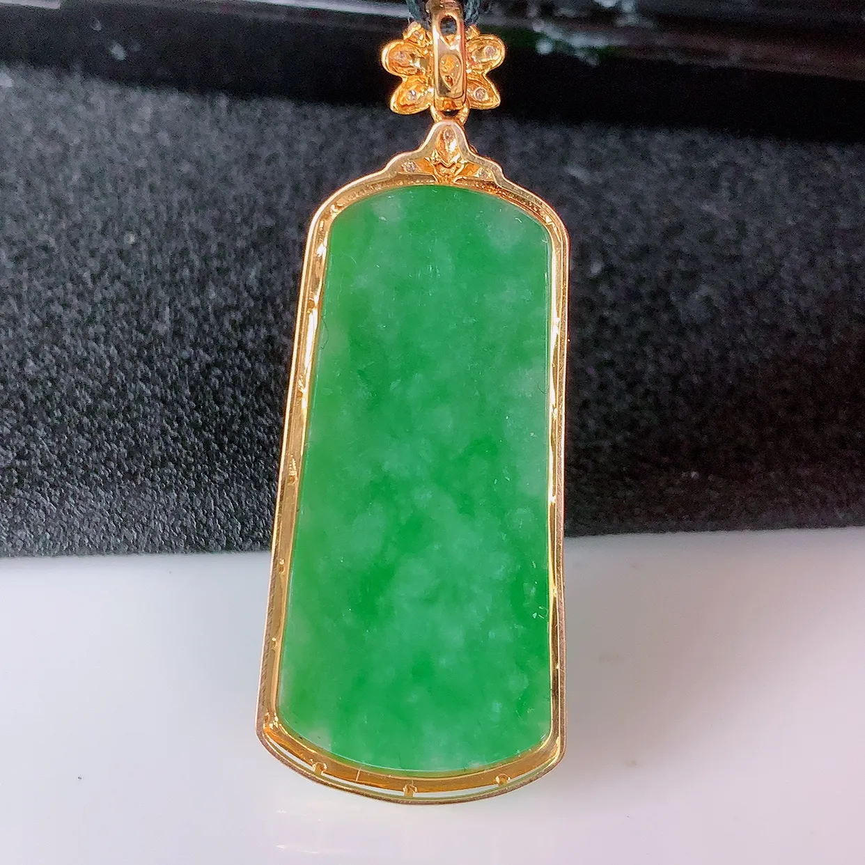 自然光实拍，18K金镶嵌水润飘绿翡翠平安无事牌吊坠，平平安安，无事牌翠色灵动，佩戴平安时尚！#00.20整体43.5*17.5*6.8裸石33*15.5