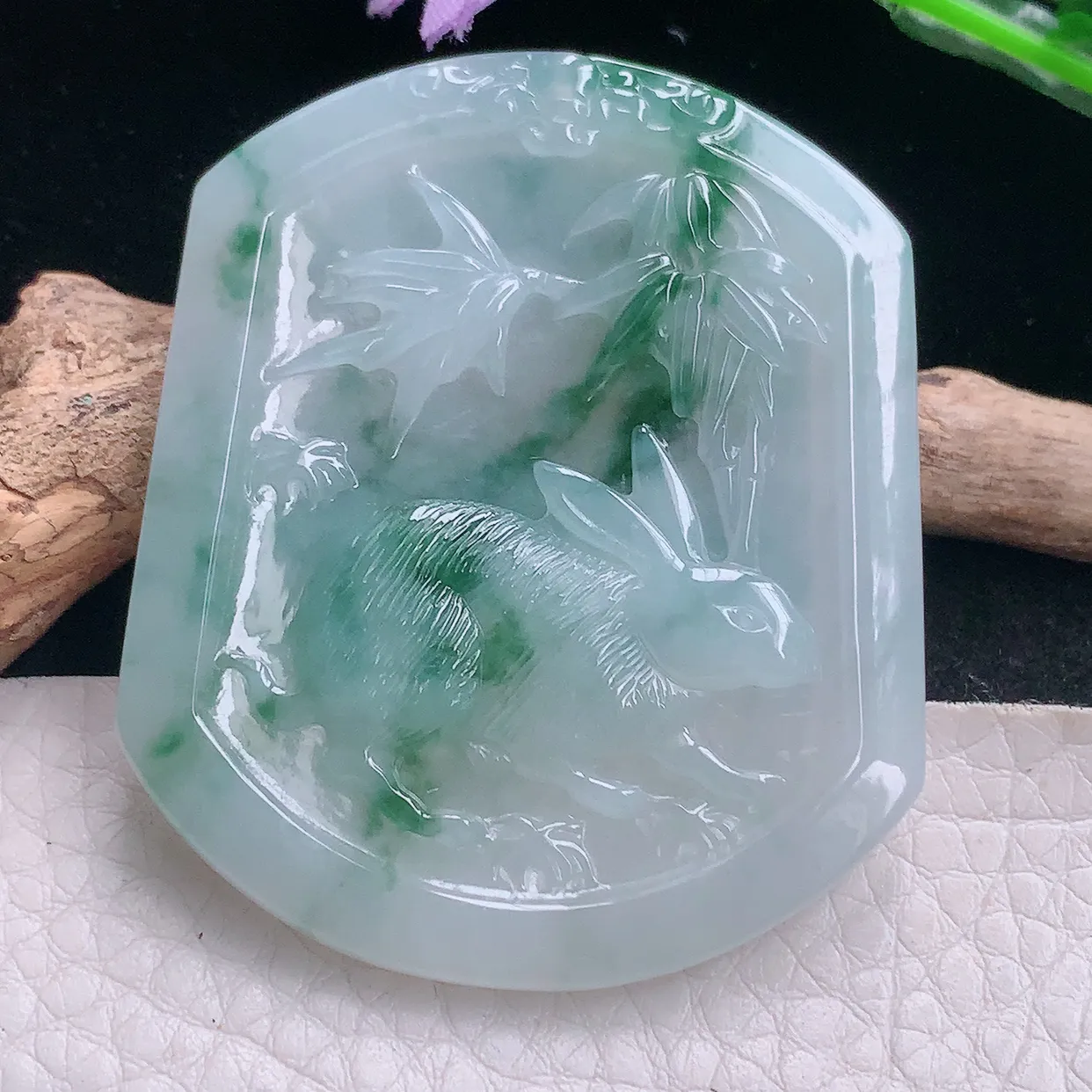 kh实拍51.8*43.8*5天然翡翠a货冰飘花生肖兔子吊坠 聪明伶俐玉佩