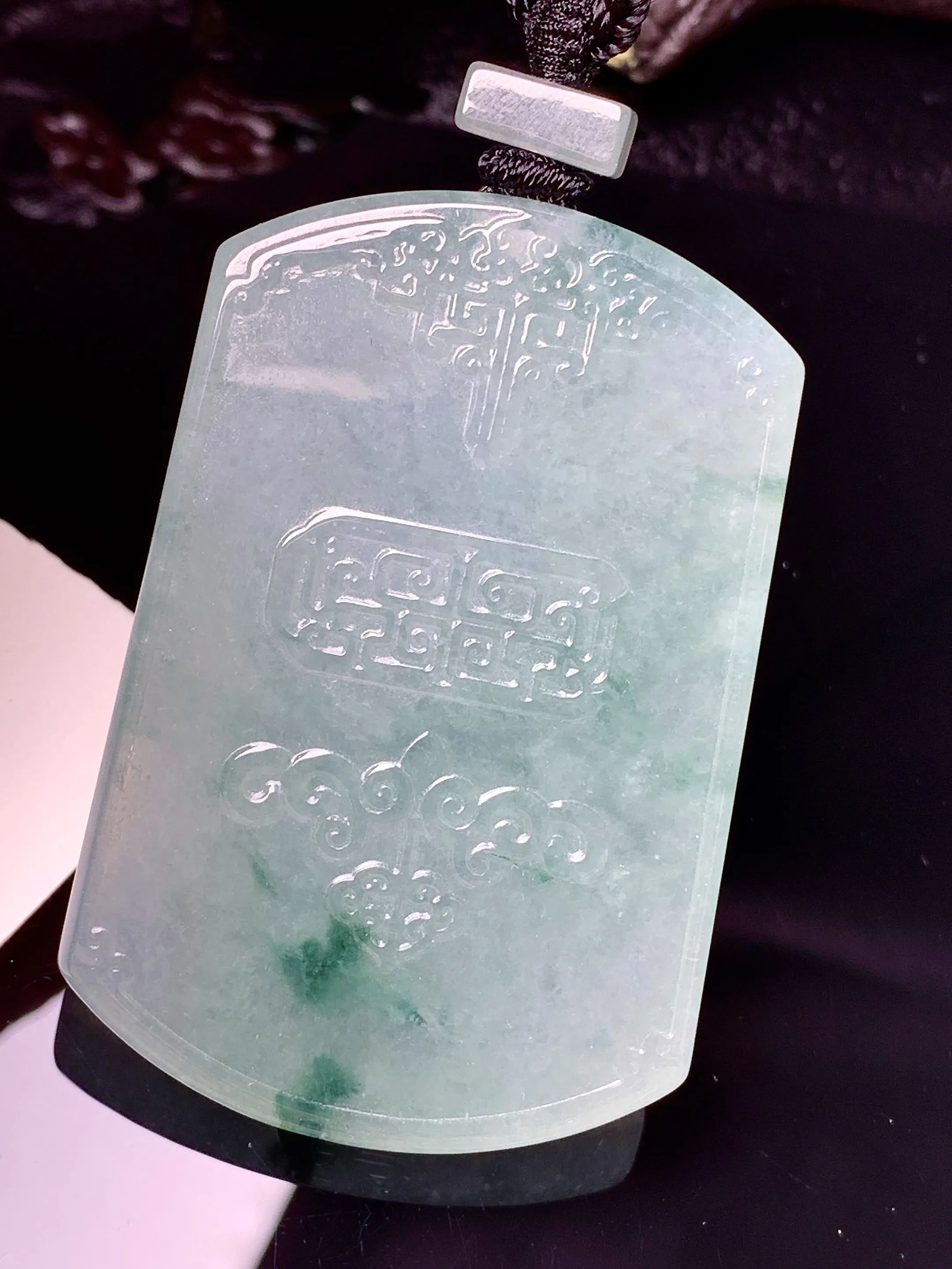 飘绿无事牌吊坠 玉质细腻 色泽清新艳丽 整体尺寸54.3*36.8*5.8