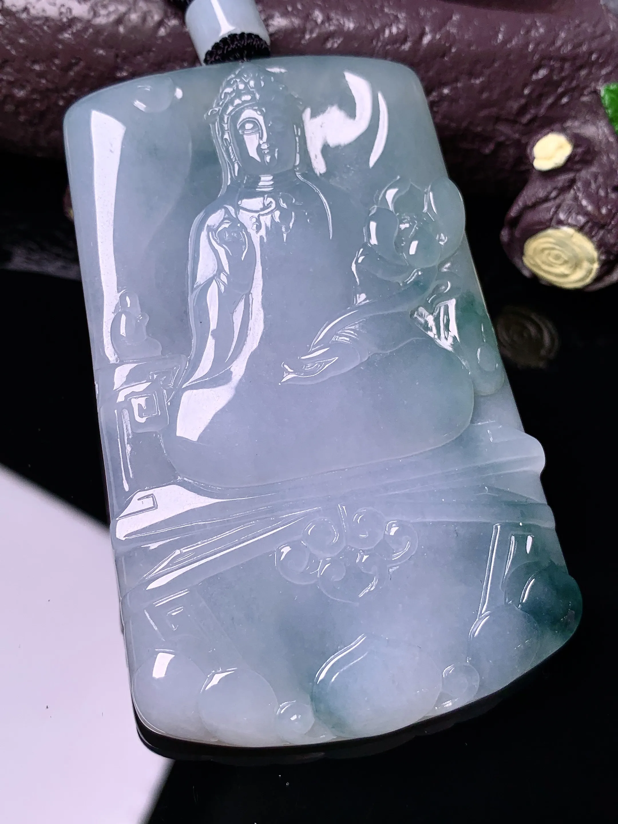 飘绿观音菩萨吊坠 玉质细腻 色泽清新艳丽 整体尺寸68.2*43.2*6