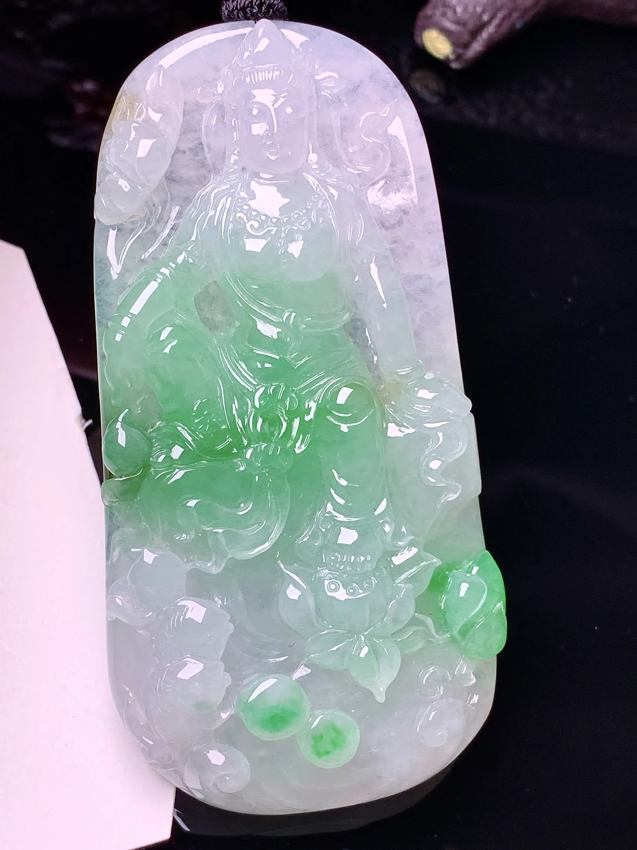 飘绿莲花观音菩萨吊坠 玉质细腻 色泽清新艳丽 整体尺寸71.2*35.8*8.5