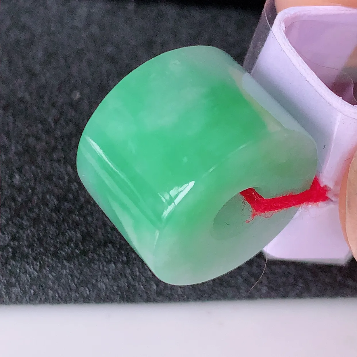 自然光实拍，水润飘绿翡翠路路通吊坠，寓意时来运转、财源滚滚，款式新颖时尚，日常百搭的款！配银链#39.20