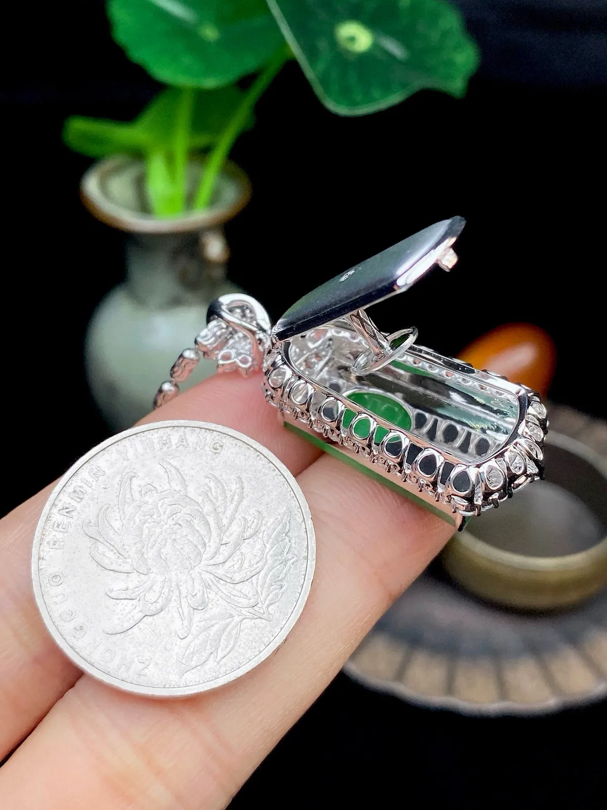 【冰种满绿无事牌】种水上乘，通透闪亮，晶莹剔透。18K金钻镶嵌，裸石尺寸20.3*11.5*2.5毫米。