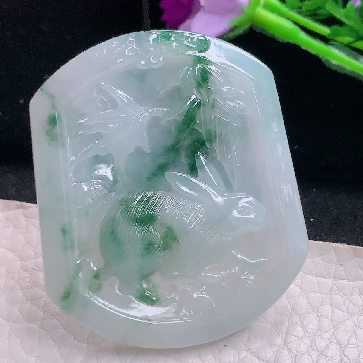 kh实拍51.8*43.8*5天然翡翠a货冰飘花生肖兔子吊坠 聪明伶俐玉佩