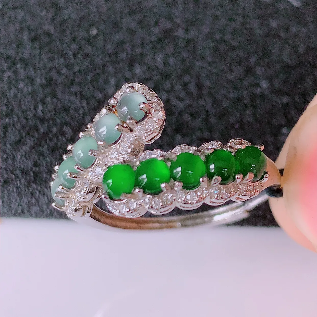 冰透满绿翡翠925银镶嵌戒指，自然光实拍，翠色灵动，颜色漂亮，种老水足，品相佳，佩戴佳品！#97.2