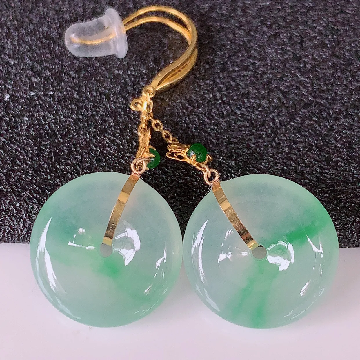 18k金镶嵌冰种飘绿翡翠平安扣耳坠，沁人心脾，耳坠佩戴效果大气出众，尽显气质。种水好，胶感足，颜相当