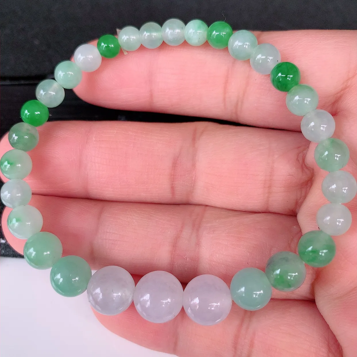 自然光实拍，冰种飘绿翡翠手串手链，种老水足，冰清玉润  颜色漂亮  #001.1取一尺寸9.6*5.