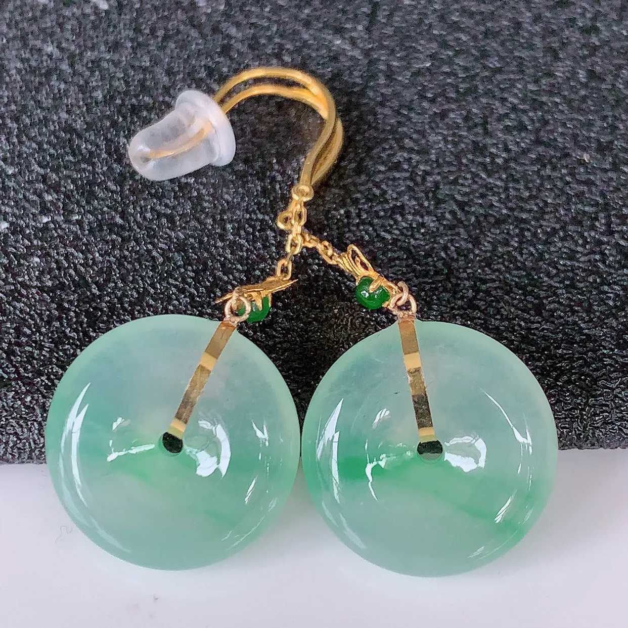 18k金镶嵌冰种飘绿翡翠平安扣耳坠，沁人心脾，耳坠佩戴效果大气出众，尽显气质。种水好，胶感足，颜相当漂亮，高性价比，值得入手品鉴！#41.20整体34.5裸石尺寸13.5*4.2