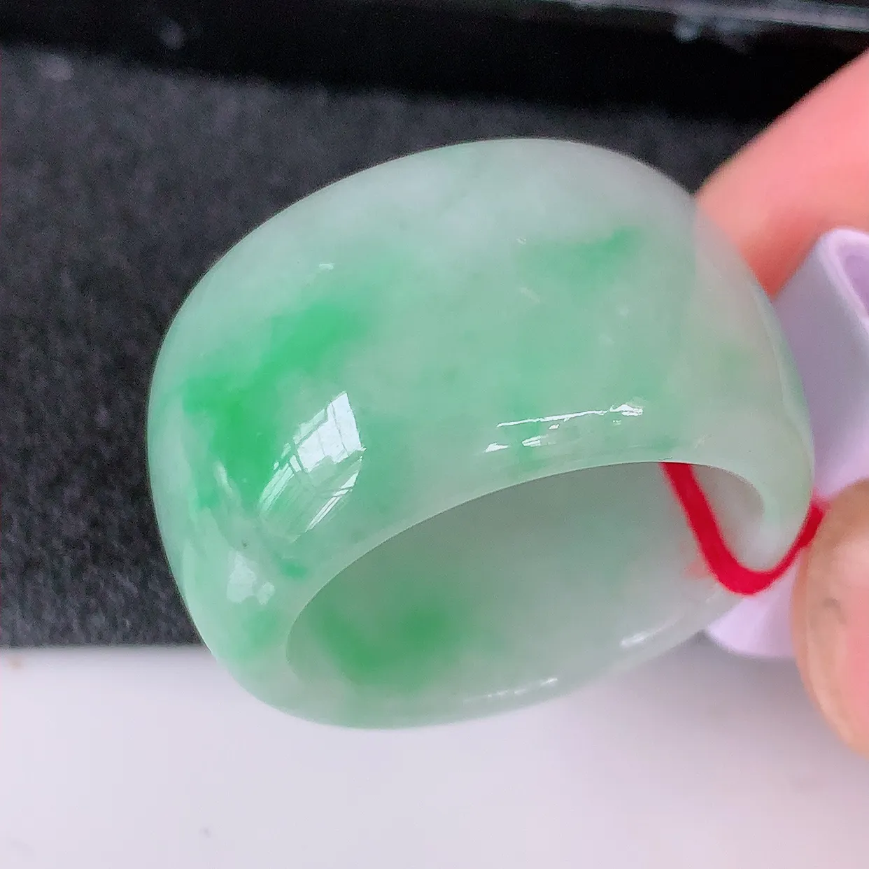 自然光实拍，20.2mm内径飘绿翡翠扳指，冰润指环，玉扳指，戒指，财源滚滚，玉质细腻起胶，24圈口，种水好！#39.20尺寸20.2*15-4.2