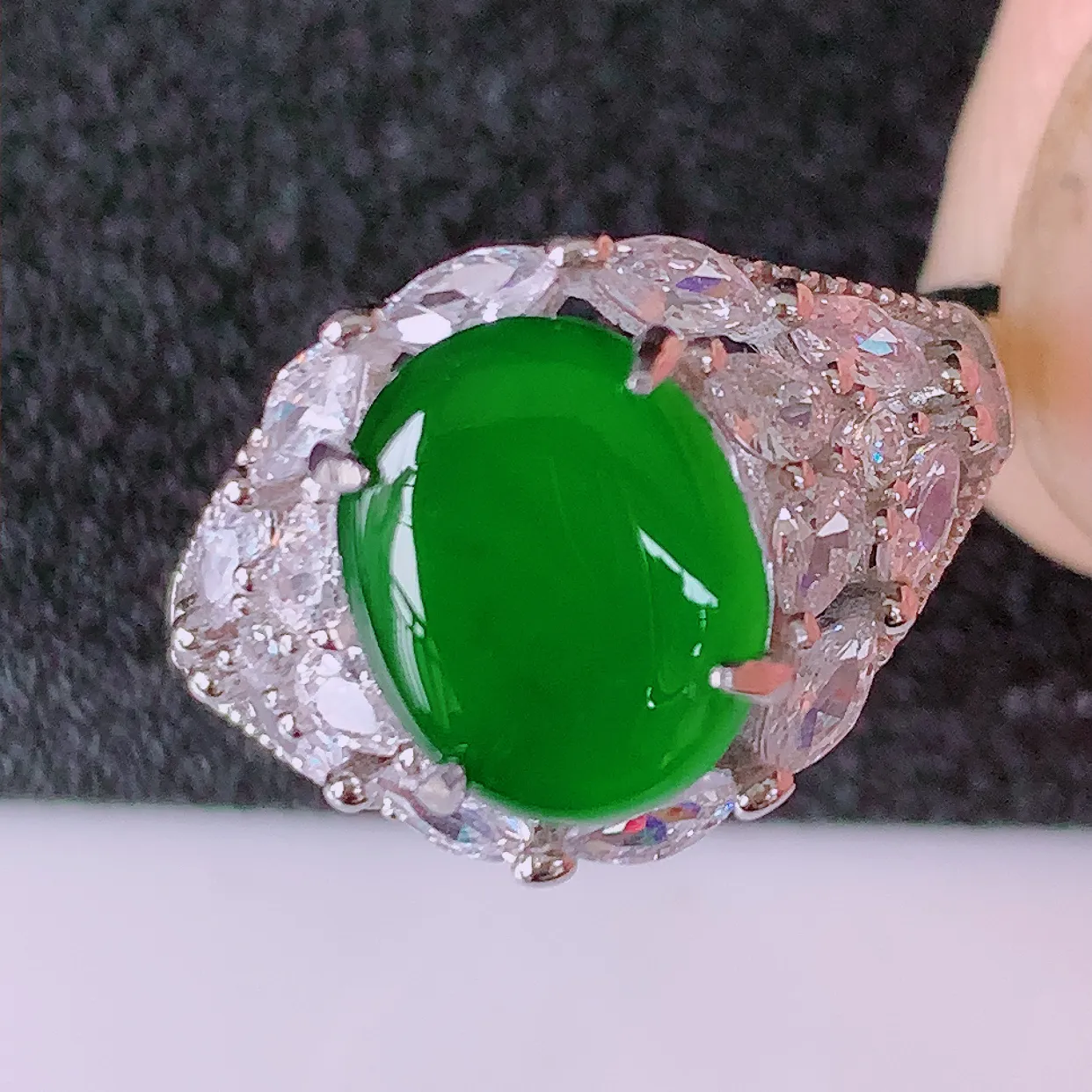 冰透满绿翡翠925银镶嵌戒指，自然光实拍，翠色灵动，颜色漂亮，种老水足，品相佳，佩戴佳品！#97.20（圈口可调大小）整体23*17*5.5裸石10/7.8