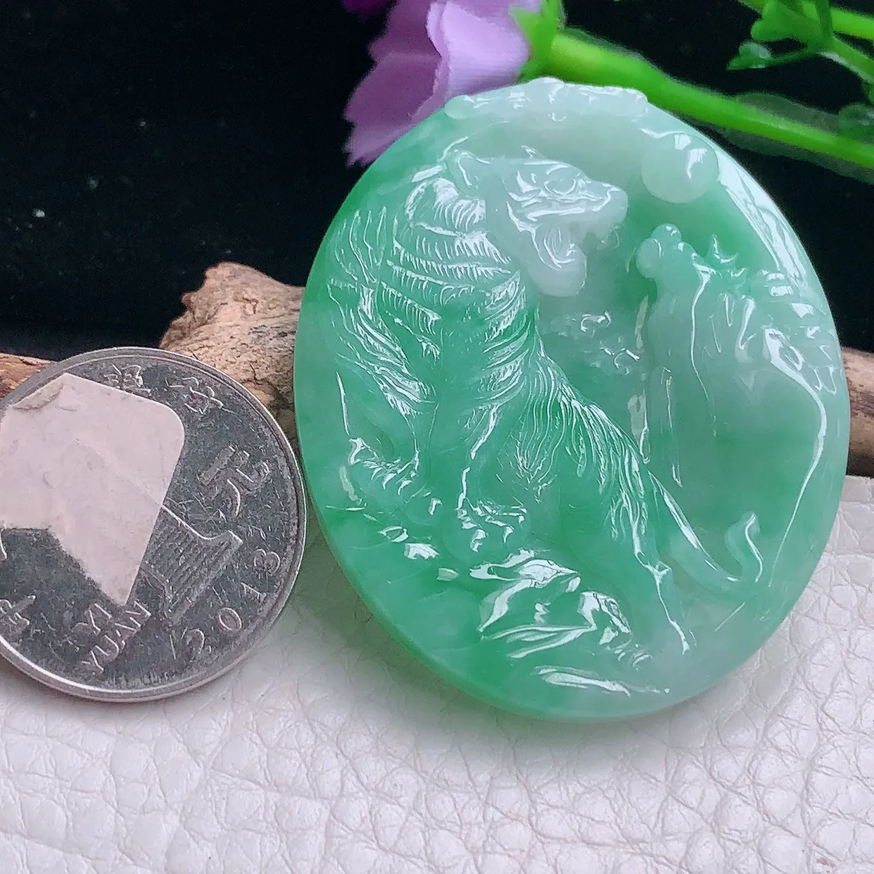 Ktj实拍47.8*40*5.6天然翡翠a货生肖老虎吊坠浅绿精雕上山虎玉坠 虎虎生威