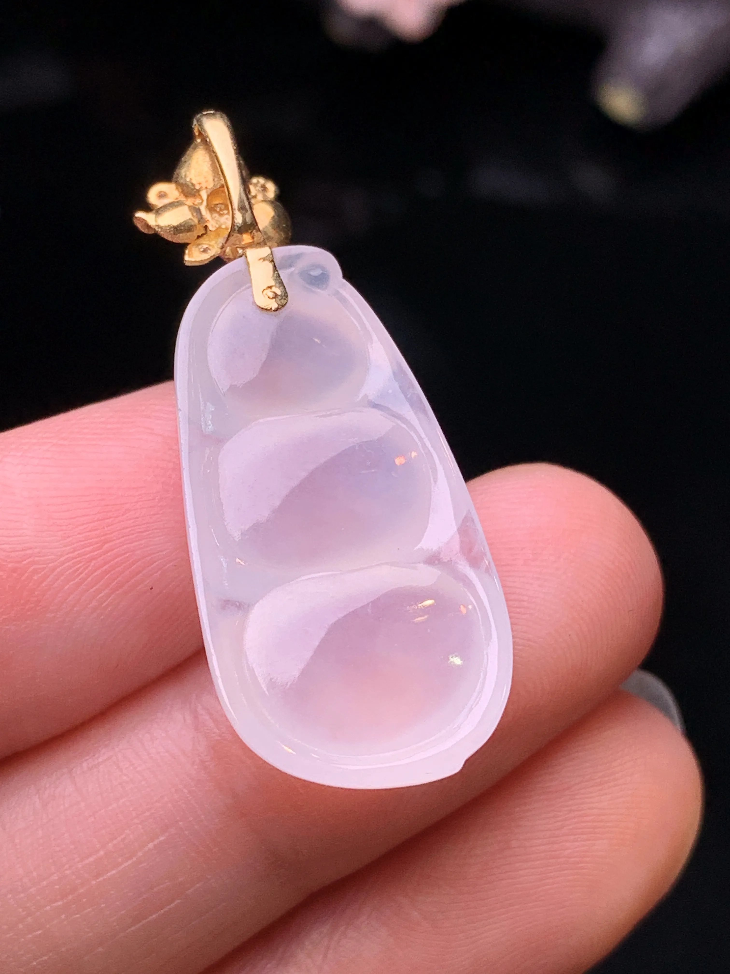 18k金钻镶嵌冰种四季豆吊坠 玉质细腻 色泽清新艳丽 整体尺寸34.5*14.2*5.7