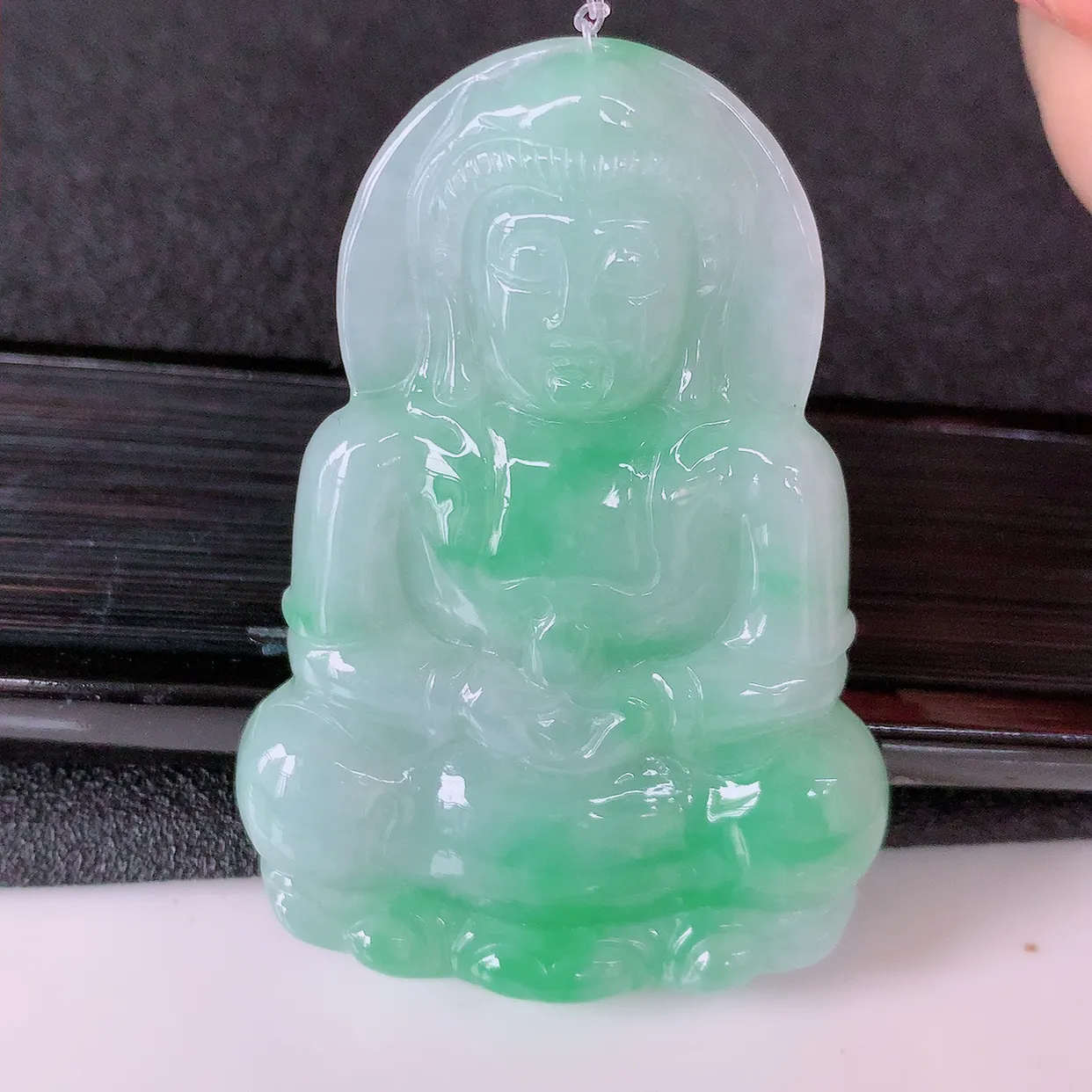自然光实拍，冰润飘绿翡翠观音菩萨吊坠，赐福翡翠观音，翠绿迷人，观音面相端庄，佩戴时尚出众！#49.2