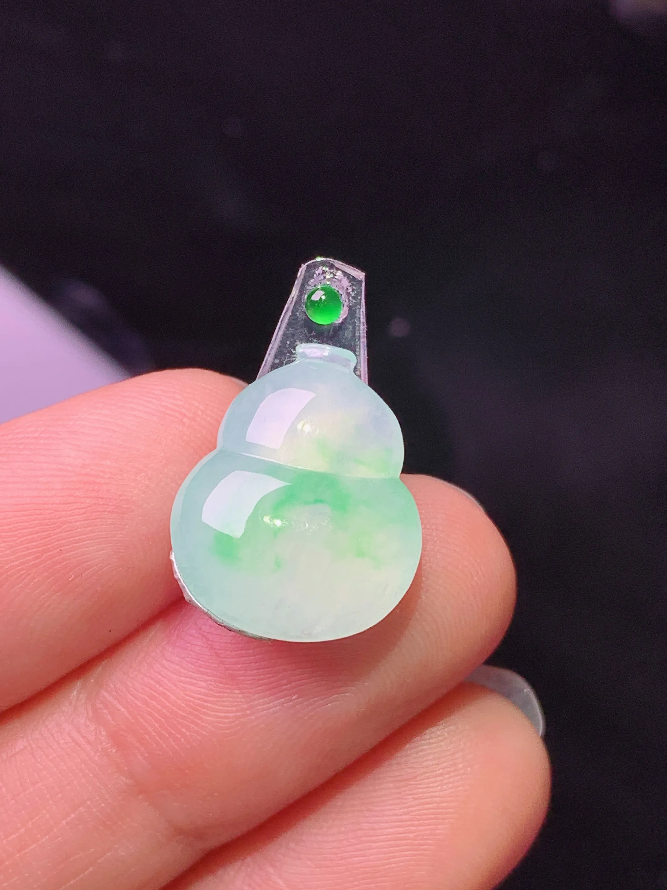 镶嵌款 飘绿葫芦 玉质细腻 色泽清新艳丽 整体尺寸16.3*13.3*4.5