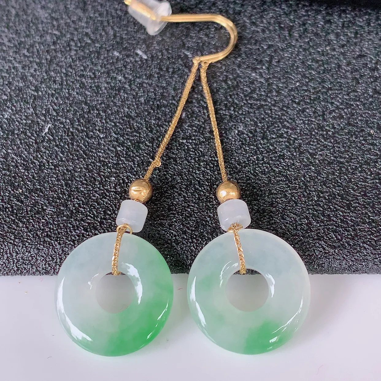 18k金镶嵌冰种飘绿翡翠平安扣耳坠，沁人心脾，耳坠佩戴效果大气出众，尽显气质。种水好，胶感足，颜相当