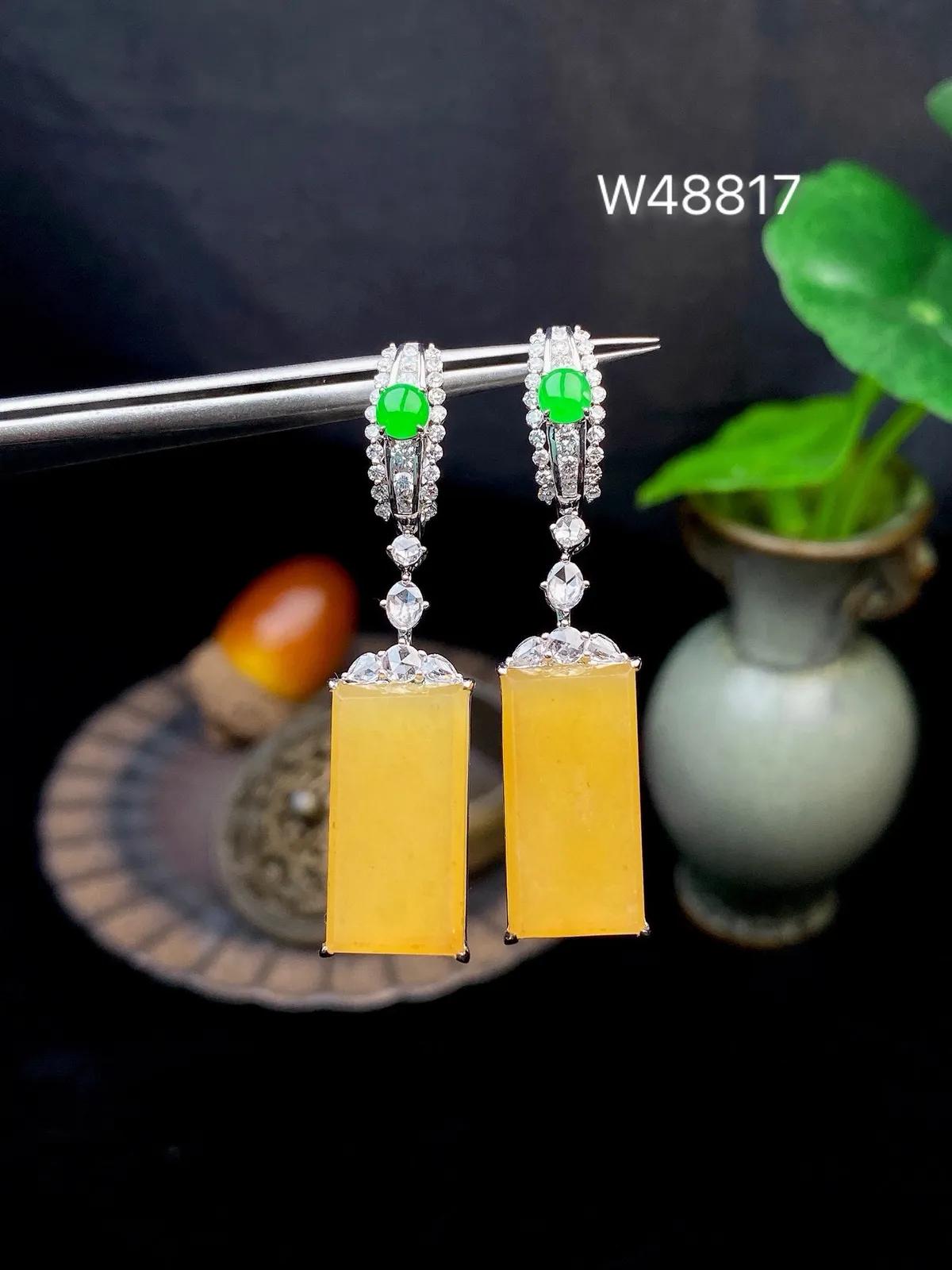 【冰种黄翡无事牌耳坠】质地细润，起刚起荧光，18K金钻镶嵌，裸石尺寸17.2*8.8*3.6毫米