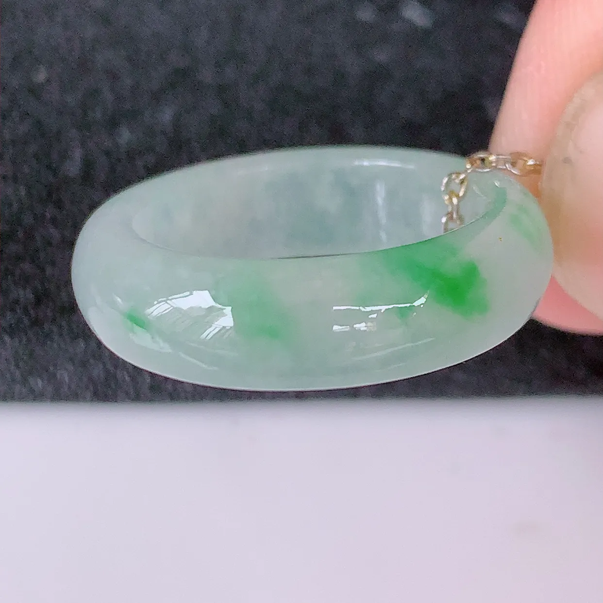 自然光实拍，16.6mm内径冰种飘绿翡翠指环，玉戒指，玉质莹润，好精美好冰润的指环，13圈口，上手纤巧！#1.20尺寸16.6*5.6*3.2mm