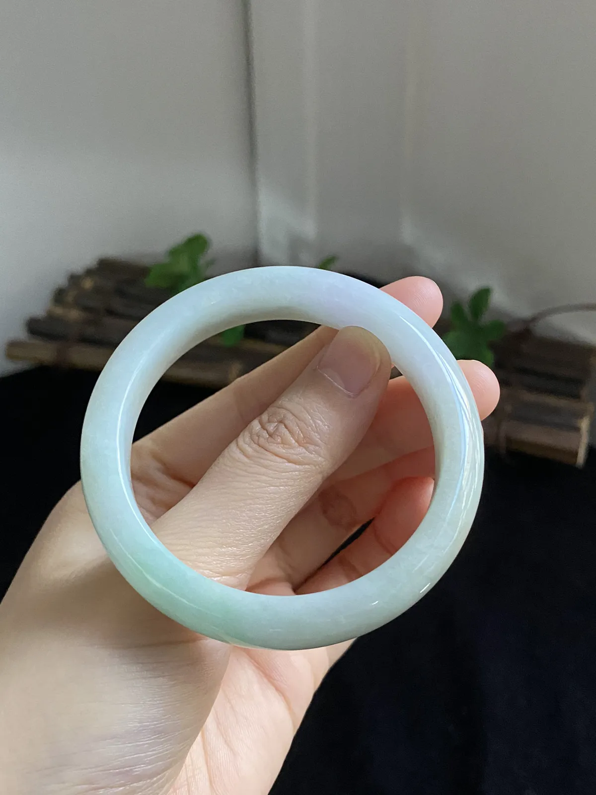 正圈52.4圈口，翡翠糯化种飘绿手镯