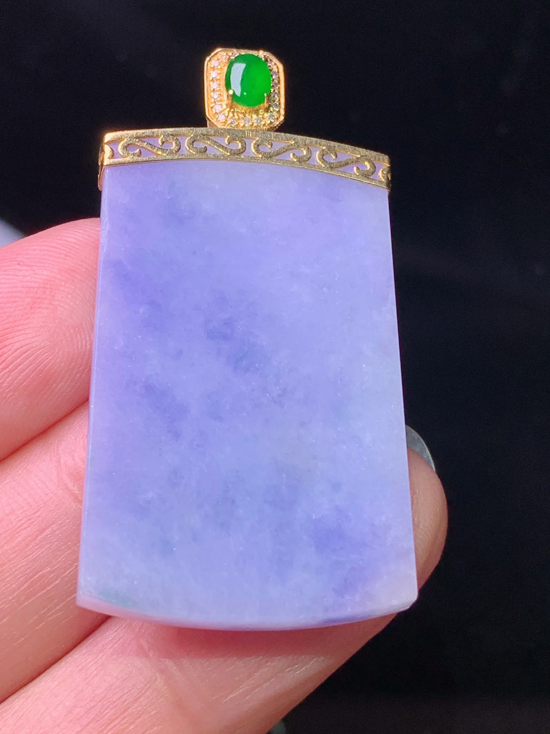 18k金钻镶嵌紫罗兰无事牌吊坠 玉质细腻 色泽清新艳丽 整体尺寸43.2*22.3*3.5