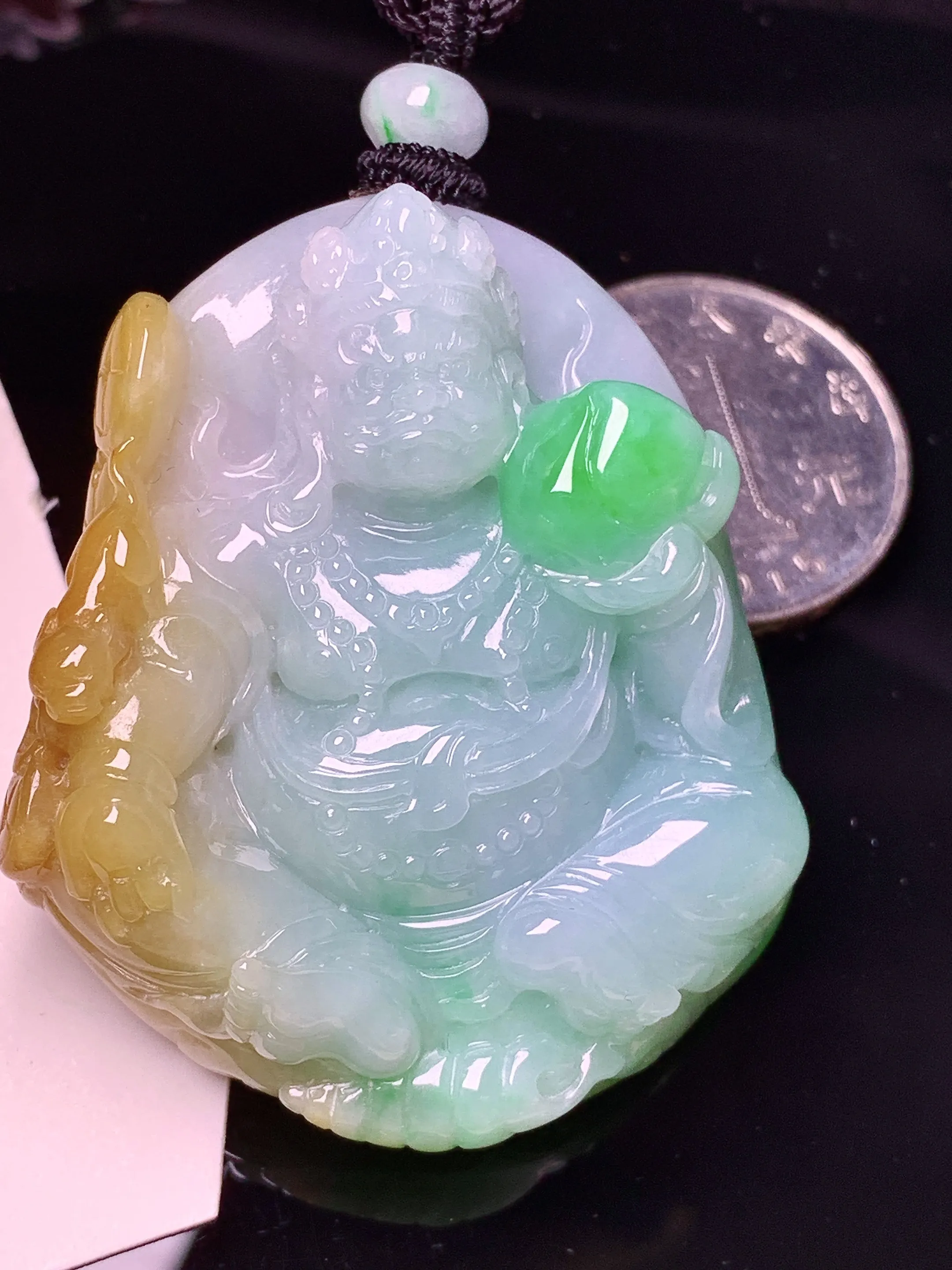 飘黄绿黄财神吊坠 玉质细腻 色泽清新艳丽 整体尺寸48*41.8*13