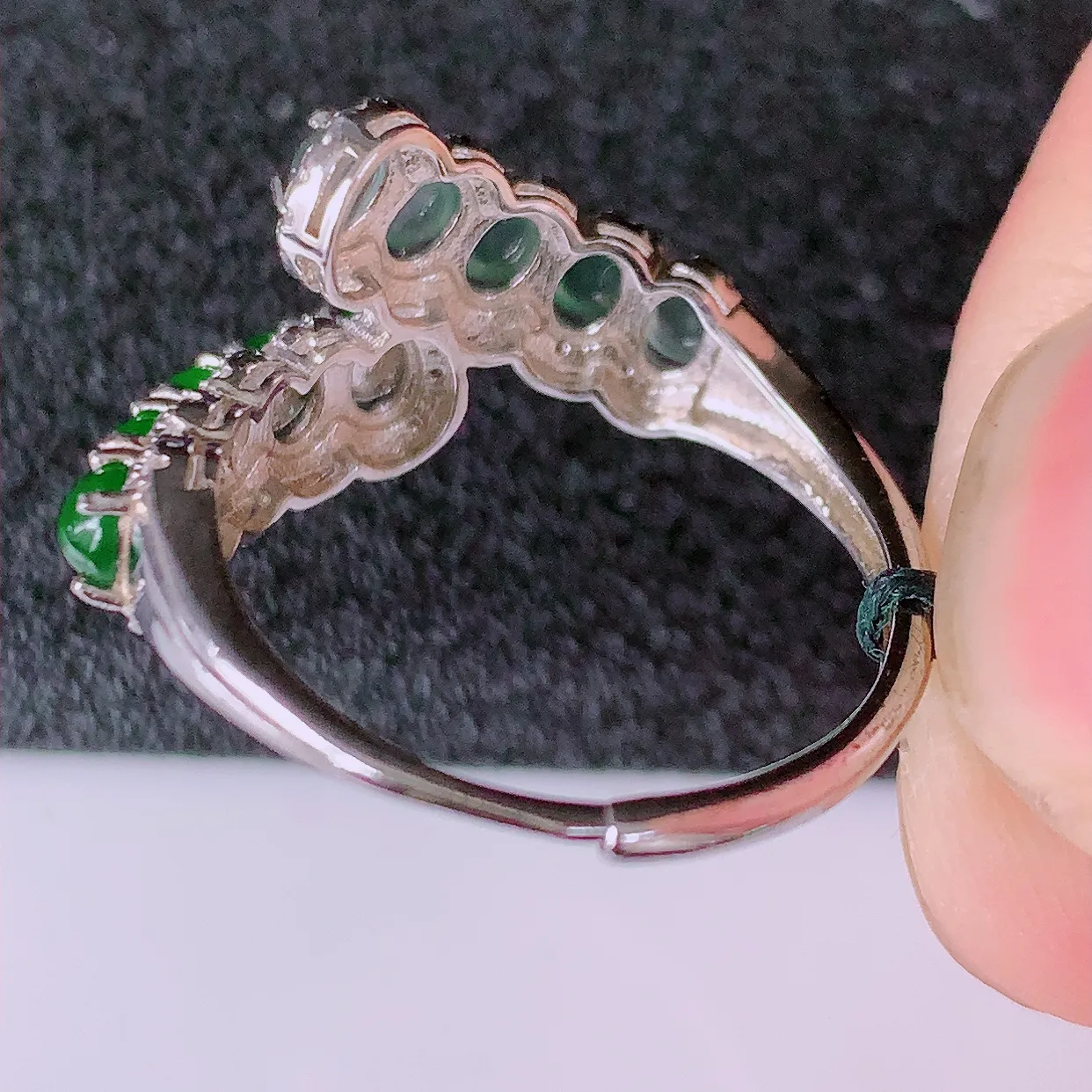 冰透满绿翡翠925银镶嵌戒指，自然光实拍，翠色灵动，颜色漂亮，种老水足，品相佳，佩戴佳品！#97.20（圈口可调大小）整体23*18.5*3.9裸石2.6*2.6