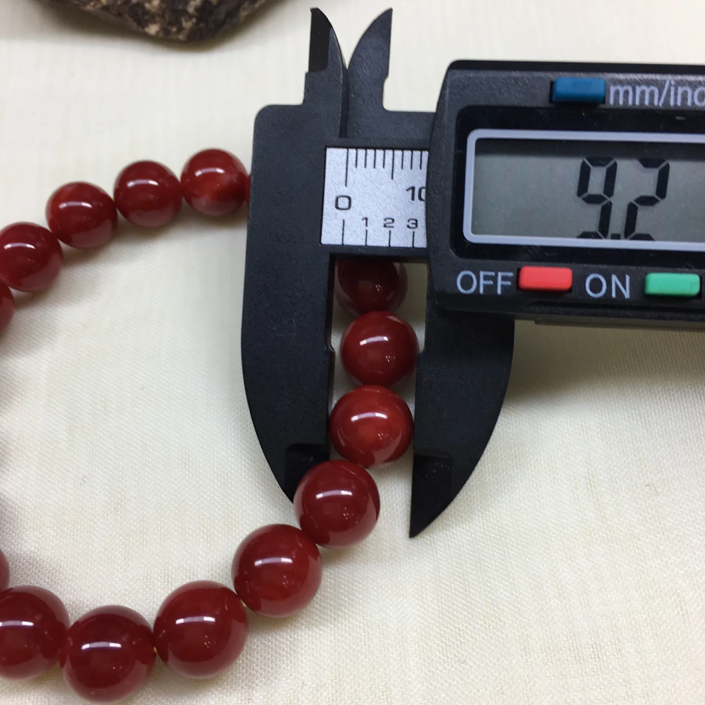 【天然日本阿卡牛血红珊瑚9.2mm大圆珠单圈手串】️遇不可求！日本产地，阿卡材料，牛血红颜色，光泽柔润透亮，直径约9.2-8.6mm，重量18.37克，珊瑚本为佛教珍宝，来自深海千年生长，有生长纹，属于有机宝石，气场强大，稀少珍贵！每粒均为天然无添加无修补！少虫眼少白芯！收藏精品！传承宝贝！