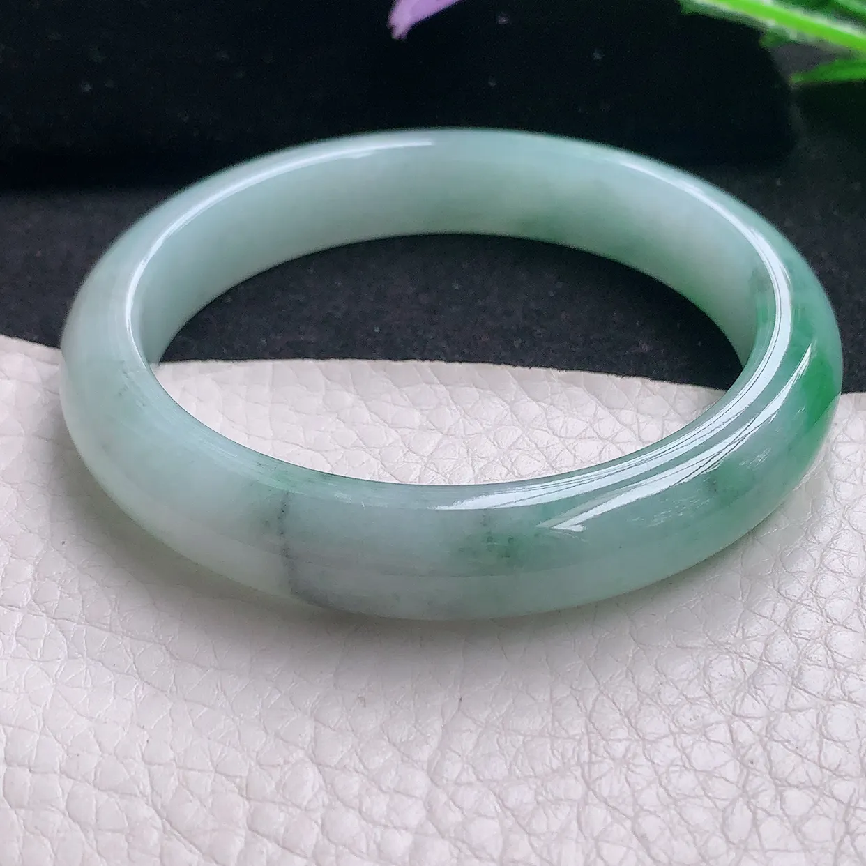 xx自然光56.5*11*8平安镯 翡翠A货飘绿宽边玉手镯玉手环