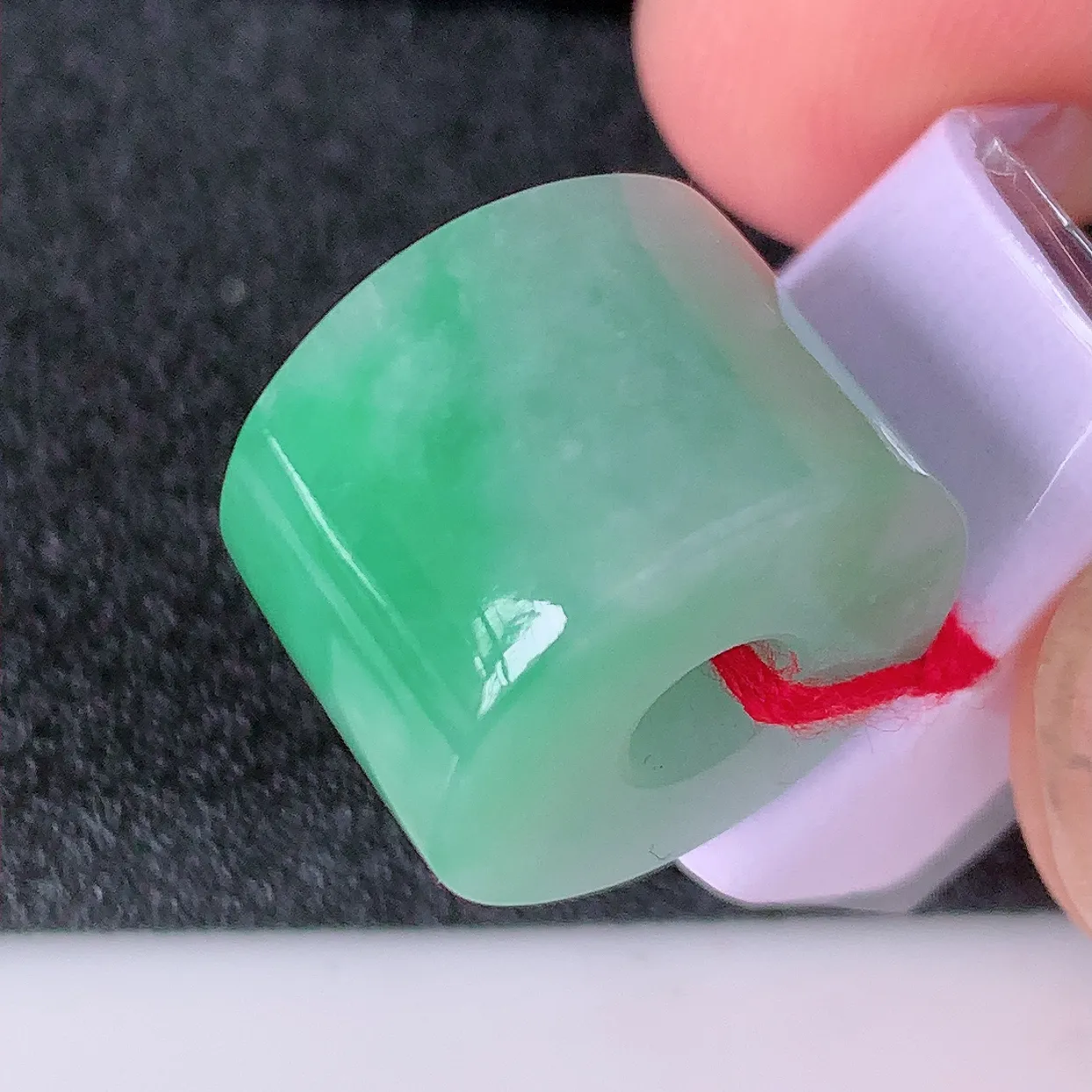 自然光实拍，水润飘绿翡翠路路通吊坠，寓意时来运转、财源滚滚，款式新颖时尚，日常百搭的款！配银链#39