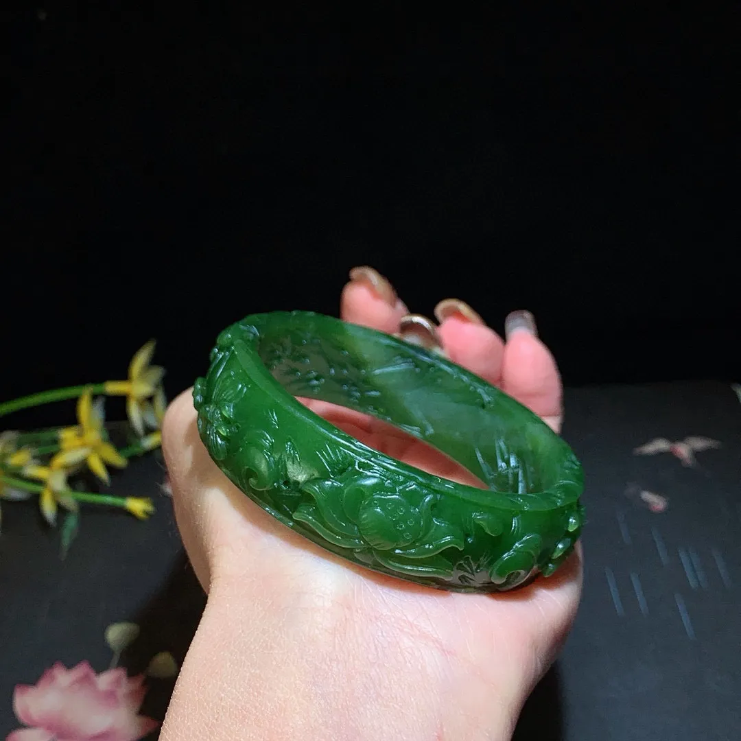 和田玉59圈口碧玉菠菜绿雕花手镯，圈口59宽18