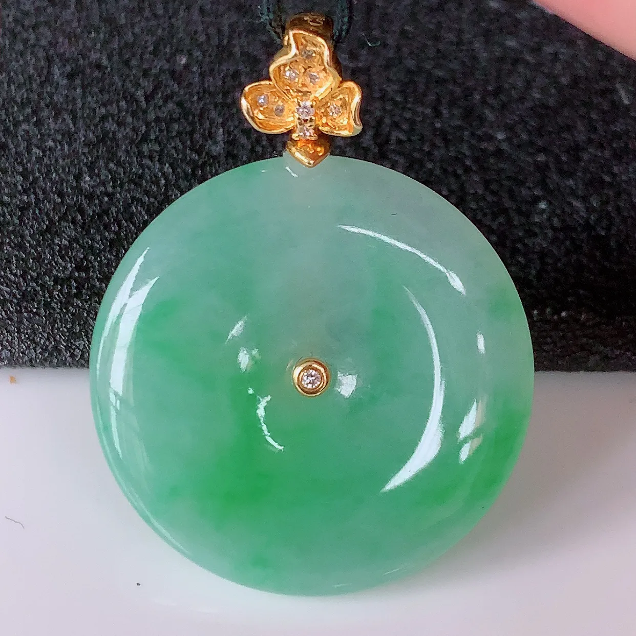 自然光实拍，18K金镶嵌水润翡翠平安扣吊坠，玉扣，冰润光泽，寓意平平安安，平安扣佩戴时尚漂亮！#00.20整体33*25.5*5.5裸石25.5*25.5