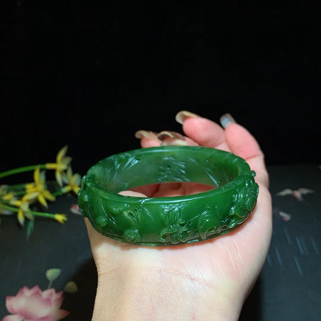 和田玉59圈口碧玉菠菜绿雕花手镯，圈口59宽18