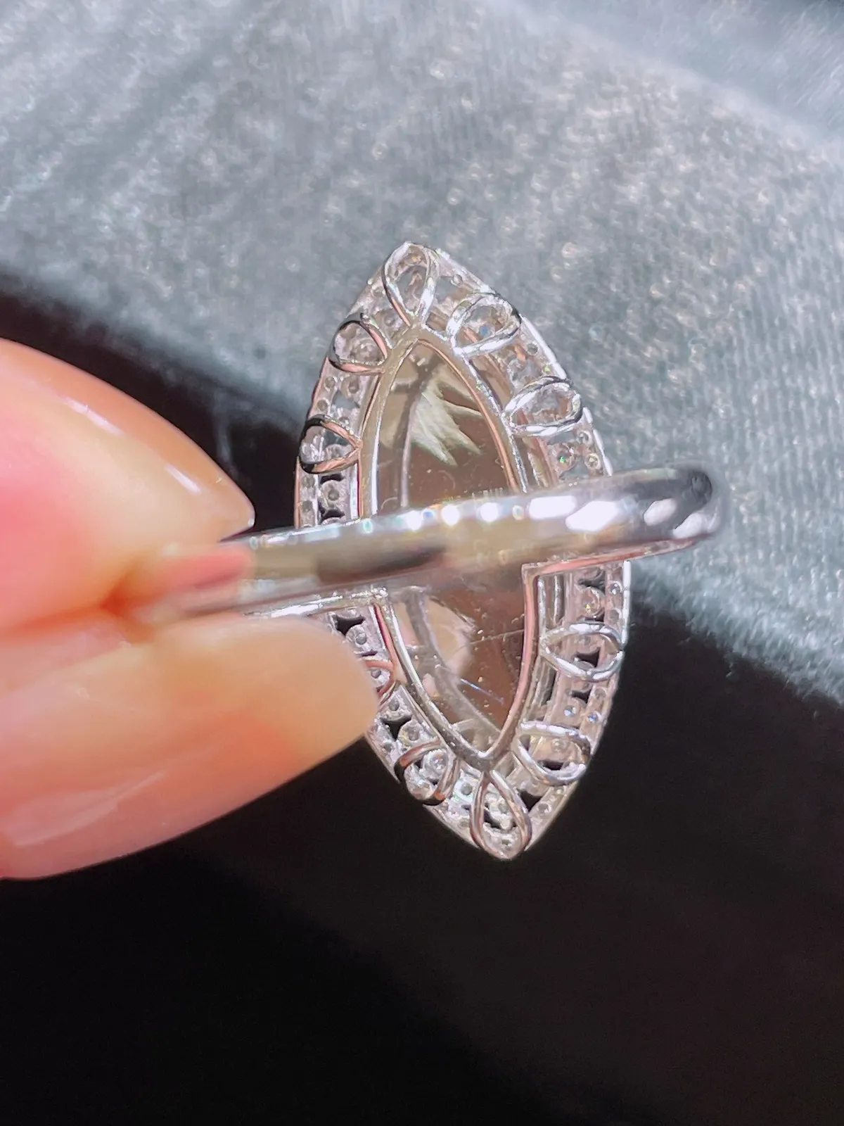 满绿马眼戒指 水色极好
整体尺寸22.3/11.8/7.9