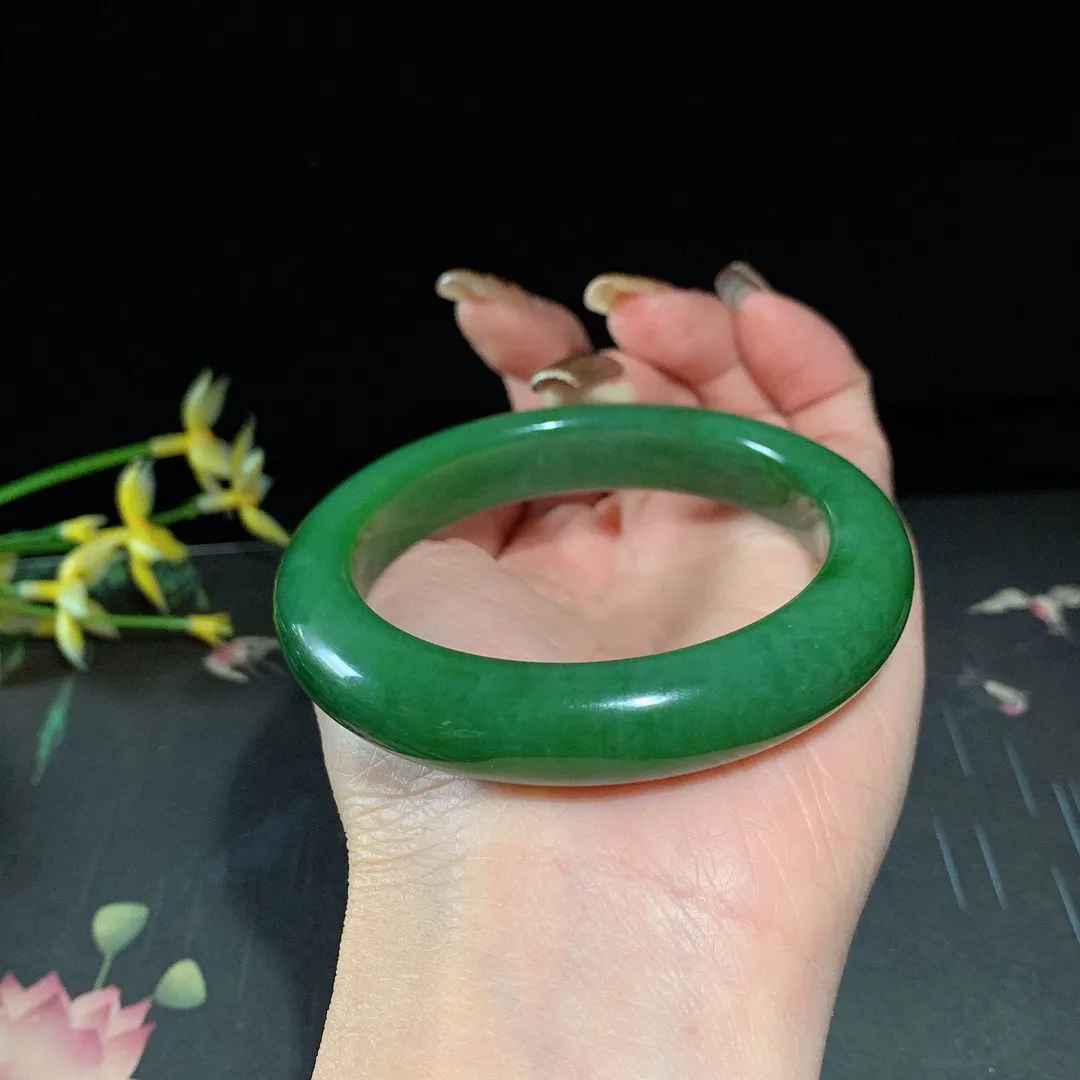 和田玉56.5圈口菠菜绿碧玉手镯！玉质细腻油润 底色纯净 无裂无黑 脂粉好，品质高
