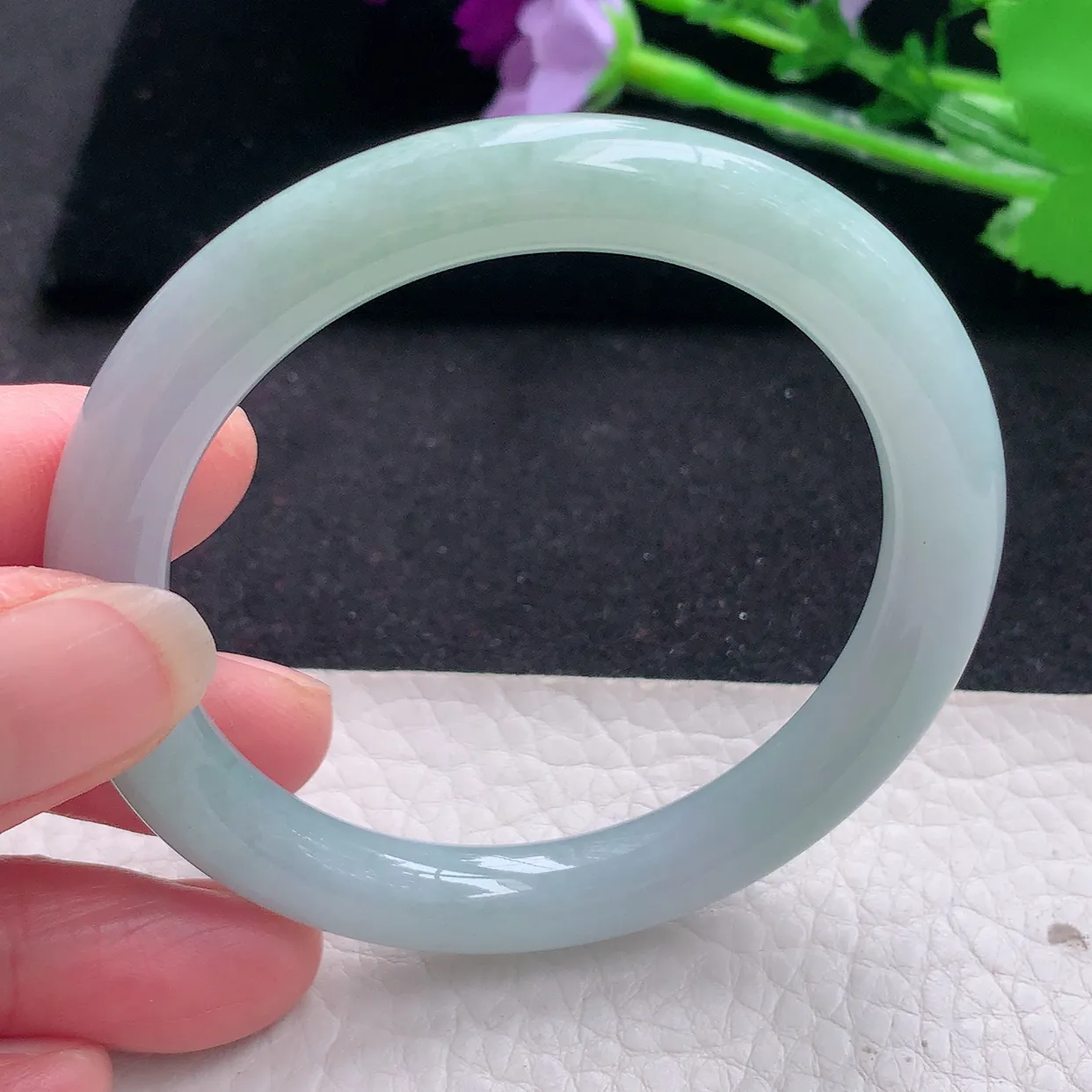 n自然光53*8.2*8.5美人镯 翡翠A货玉手镯浅绿水润圆条玉手环 叮当镯