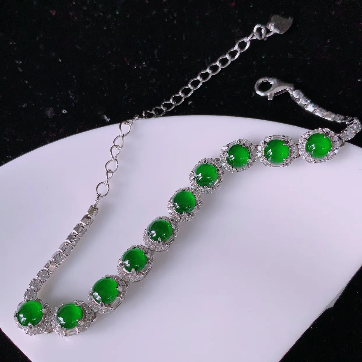 冰透满绿翡翠925银镶嵌手链，自然光实拍，翠色灵动，颜色漂亮，种老水足，品相佳，佩戴佳品！#97.20取一整体7*5.8*5.5裸石4.2*4.2